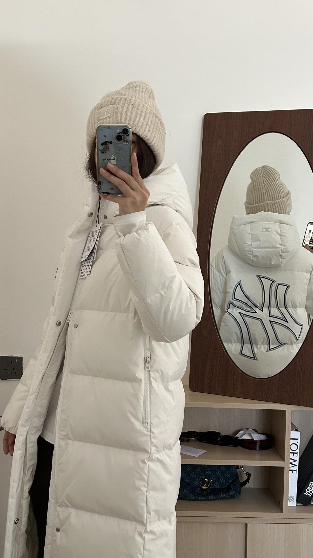 P480 


MLB后背大标长款压胶羽绒服
（90白鸭绒版本·男女同款）【后背大标镂空】
𝗠𝗟𝗕｜纽约洋基队 大标刺绣LOGO长款加厚羽绒服
‼️可主推【实体档口批发客，团购代购，团队工作室，网红供货，可联系在线客服私聊！】
MLB是韩国F&F旗下潮流服装品牌，拥有150年历史的经典传统，是街头文化和国际生活方式的领导者。MLB 拥有包括男装、女装、童装、配饰 在内的全品类服饰，提供覆盖各性别、各年龄层、From HeadtoToe的穿搭装备。其产品结合了韩国的时尚造型与质感，展现了运动服饰也可以兼具时尚潮流的风格。在产品设计上，MLB不仅融合了美国职业棒球大联盟的各当家球队，更结合了棒球运动中的各个元素。

1️⃣定染定制防水尼龙面料，增加耐磨程度，还有防水功能。遇到突发雨雪天气，也不用担心会淋湿包内物品，大大的一件超有安全感~ 这种穿着就是放心，可以随便折腾；

2️⃣ 选择国际认证的优质羽绒，大克重高蓬松度的羽绒填充，80%鸭绒+20%鸭毛的羽绒比例，洁净、环保。朵绒柔软细腻，轻盈 羽毛梗很少。保暖出众并且设有防钻绒内衬 严密包裹羽绒，有效防止钻绒跑毛；

3️⃣ 胸前独有的刺绣技法呈现经典LOGO；胸前logo，足够重工刺绣是需要单独定制，然后一个一个刺绣在衣服上，非常厚实，360度都有立体饱满的感觉；

喜欢韩风的宝子们 千万不要错过它～而且巨巨巨好搭 轻松穿过韩剧休闲风，长款设计 一整件就像裹被子一样暖和 ，从头暖到脚 完全不会透风～
颜色：黑色 白色 以太蓝
XS胸围110 衣长110 肩宽55 ，袖长60
S胸围112，衣长111，肩宽56，袖长62
M胸围116，衣长113，肩宽57，袖长63
L胸围120，衣长115，肩宽58，袖长64
XL胸围124，衣长116，肩宽59袖长65
XXL胸围126衣长120 肩宽60 袖长66