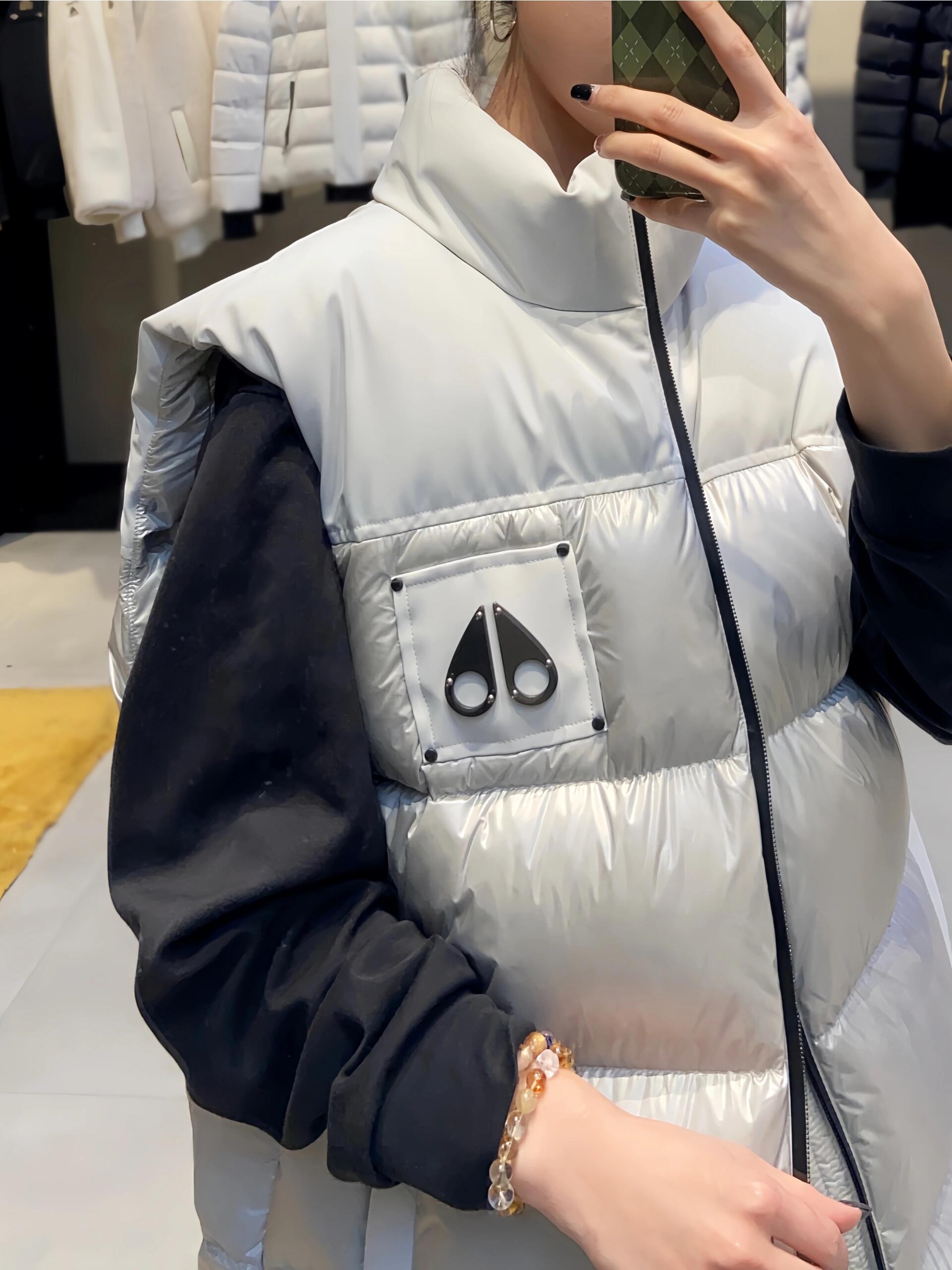 正 💰级💰400 新款剪刀双拼亮面马甲
货号:M34MV482-292
Moose Knuckles FW24 亮面立领含绒无袖马甲
颜色:黑 白
尺码:S-XXL
Moose Knuckles加拿大剪刀
VICTORY 💰EAK VEST男士羽绒马甲
此款拼接面料款亮面马甲,剪裁干净利落,质感蓬松保暖,轻便柔软设计在冬季保持自在舒适。各种各路ins红人、网红、明星也时长穿他街拍。却依旧无法摆脱对剪刀的喜爱,再寒冷的多天都不需要怕,因为有剪刀!内填充白鸭绒 ,蓬松保暖。经典的炮铜色金属徽标
颜色:黑色 灰白
尺码: S一XXL