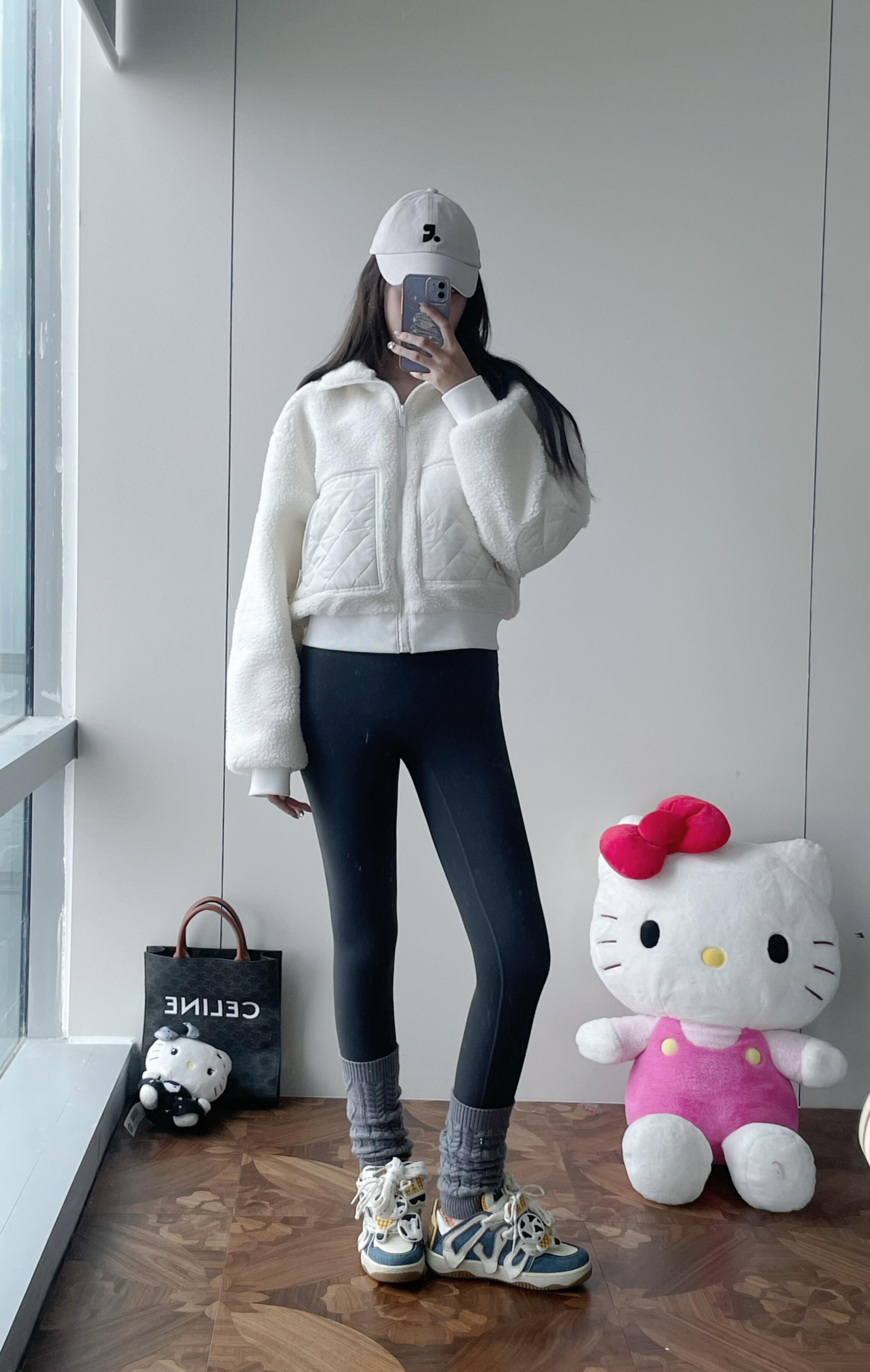 P360


ALO羊羔绒羽绒服

ALO YOGA 羊羔绒外套夹克羽绒服 SHERPA EDGE BOMBER系列纯色立领拉链休闲无帽绒感外套 女款

Alo yoga jisoo金智秀同款羊羔绒立领拉链修身短款女士夹克外套

Alo SHERPA EDGE BOMBER大口袋羊羔绒柔软蓬松 触感舒适 可搭配牛仔裤👖 瑜伽裤 工装裤以及裙装都可以❤️ 各个部位的面料都是通过多次对比严选出来的 精湛的工艺设计超级拉身材比例 
象牙白温柔干净 暖乎乎的 舒适又白搭
黑色也超显帅气🌸

颜色：黑色 象牙白
Size：XS- L