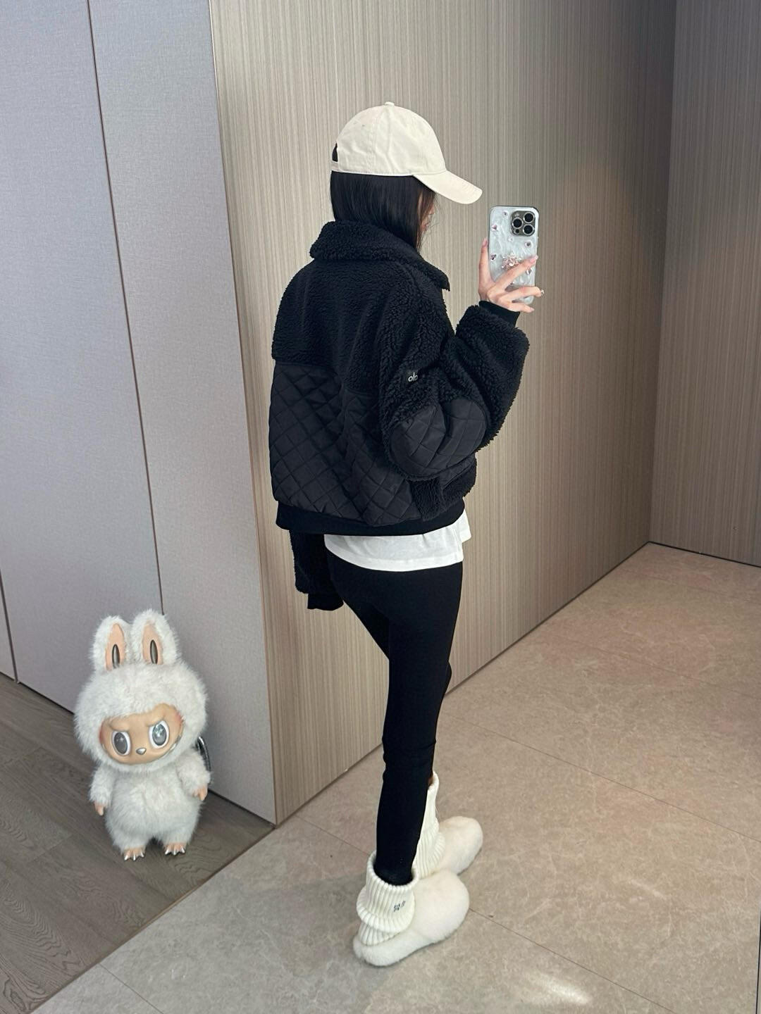 P360
ALO羊羔绒羽绒服
ALO YOGA 羊羔绒外套夹克羽绒服 SHERPA EDGE BOMBER系列纯色立领拉链休闲无帽绒感外套 女款
Alo yoga jisoo金智秀同款羊羔绒立领拉链修身短款女士夹克外套
Alo SHERPA EDGE BOMBER大口袋羊羔绒柔软蓬松 触感舒适 可搭配牛仔裤👖 瑜伽裤 工装裤以及裙装都可以❤️ 各个部位的面料都是通过多次对比严选出来的 精湛的工艺设计超级拉身材比例
象牙白温柔干净 暖乎乎的 舒适又白搭
黑色也超显帅气🌸
颜色:黑色 象牙白
Size:XS- L