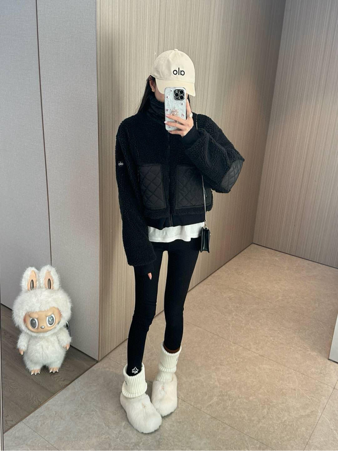 P360 


ALO羊羔绒羽绒服

ALO YOGA 羊羔绒外套夹克羽绒服 SHERPA EDGE BOMBER系列纯色立领拉链休闲无帽绒感外套 女款

Alo yoga jisoo金智秀同款羊羔绒立领拉链修身短款女士夹克外套

Alo SHERPA EDGE BOMBER大口袋羊羔绒柔软蓬松 触感舒适 可搭配牛仔裤👖 瑜伽裤 工装裤以及裙装都可以❤️ 各个部位的面料都是通过多次对比严选出来的 精湛的工艺设计超级拉身材比例 
象牙白温柔干净 暖乎乎的 舒适又白搭
黑色也超显帅气🌸

颜色：黑色 象牙白
Size：XS- L