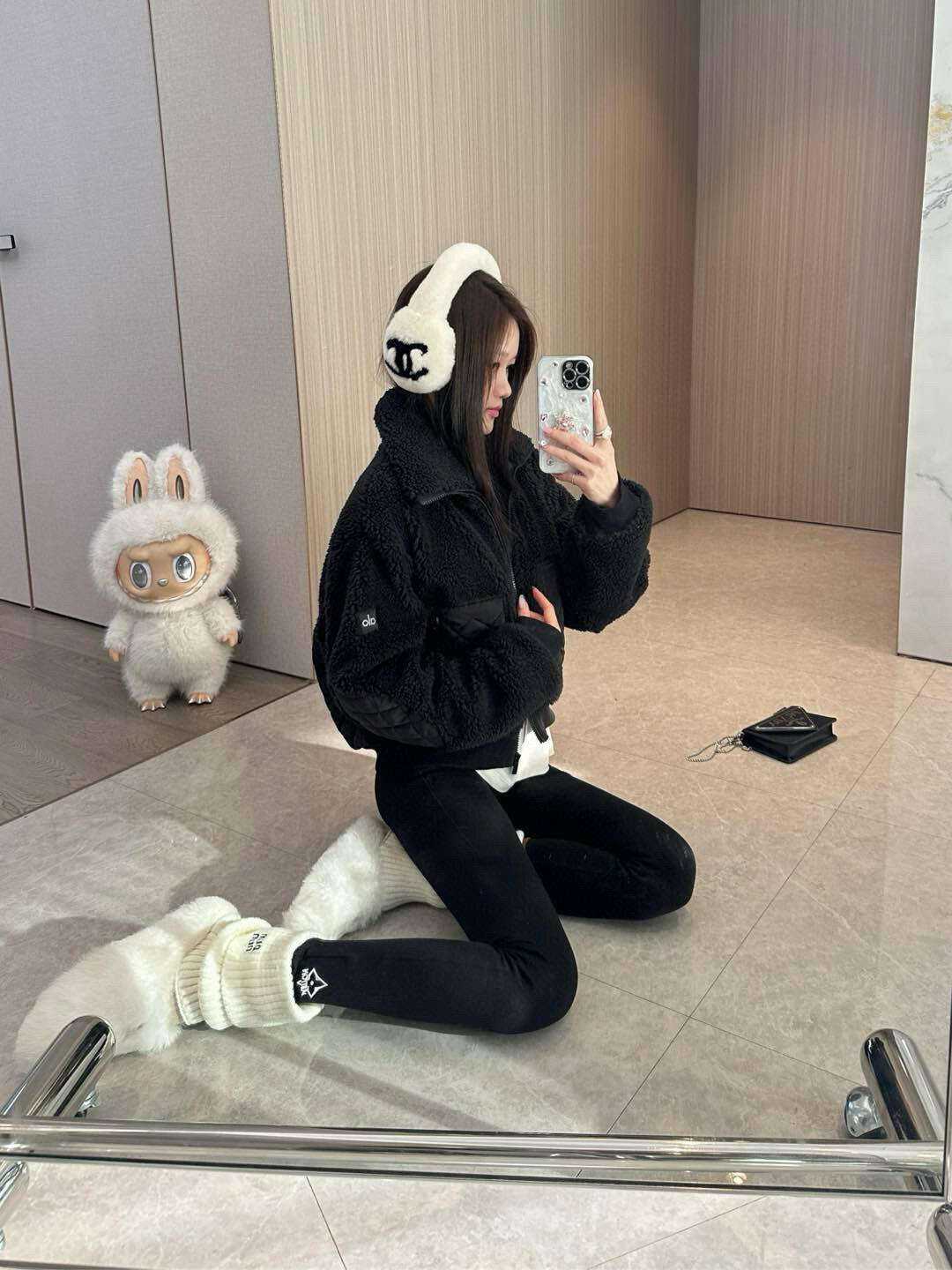 P360
ALO羊羔绒羽绒服
ALO YOGA 羊羔绒外套夹克羽绒服 SHERPA EDGE BOMBER系列纯色立领拉链休闲无帽绒感外套 女款
Alo yoga jisoo金智秀同款羊羔绒立领拉链修身短款女士夹克外套
Alo SHERPA EDGE BOMBER大口袋羊羔绒柔软蓬松 触感舒适 可搭配牛仔裤👖 瑜伽裤 工装裤以及裙装都可以❤️ 各个部位的面料都是通过多次对比严选出来的 精湛的工艺设计超级拉身材比例
象牙白温柔干净 暖乎乎的 舒适又白搭
黑色也超显帅气🌸
颜色:黑色 象牙白
Size:XS- L