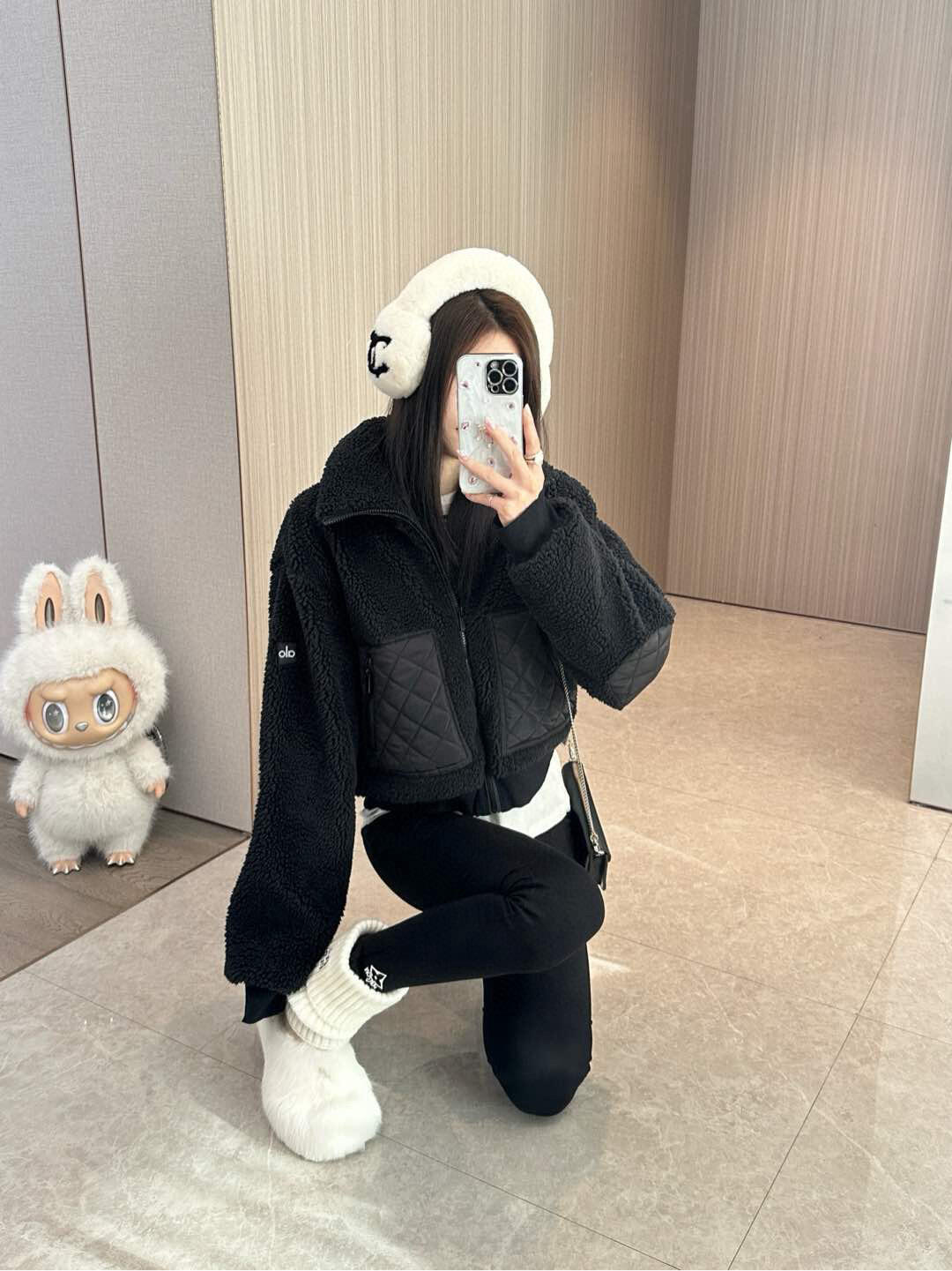 P360
ALO羊羔绒羽绒服
ALO YOGA 羊羔绒外套夹克羽绒服 SHERPA EDGE BOMBER系列纯色立领拉链休闲无帽绒感外套 女款
Alo yoga jisoo金智秀同款羊羔绒立领拉链修身短款女士夹克外套
Alo SHERPA EDGE BOMBER大口袋羊羔绒柔软蓬松 触感舒适 可搭配牛仔裤👖 瑜伽裤 工装裤以及裙装都可以❤️ 各个部位的面料都是通过多次对比严选出来的 精湛的工艺设计超级拉身材比例
象牙白温柔干净 暖乎乎的 舒适又白搭
黑色也超显帅气🌸
颜色:黑色 象牙白
Size:XS- L