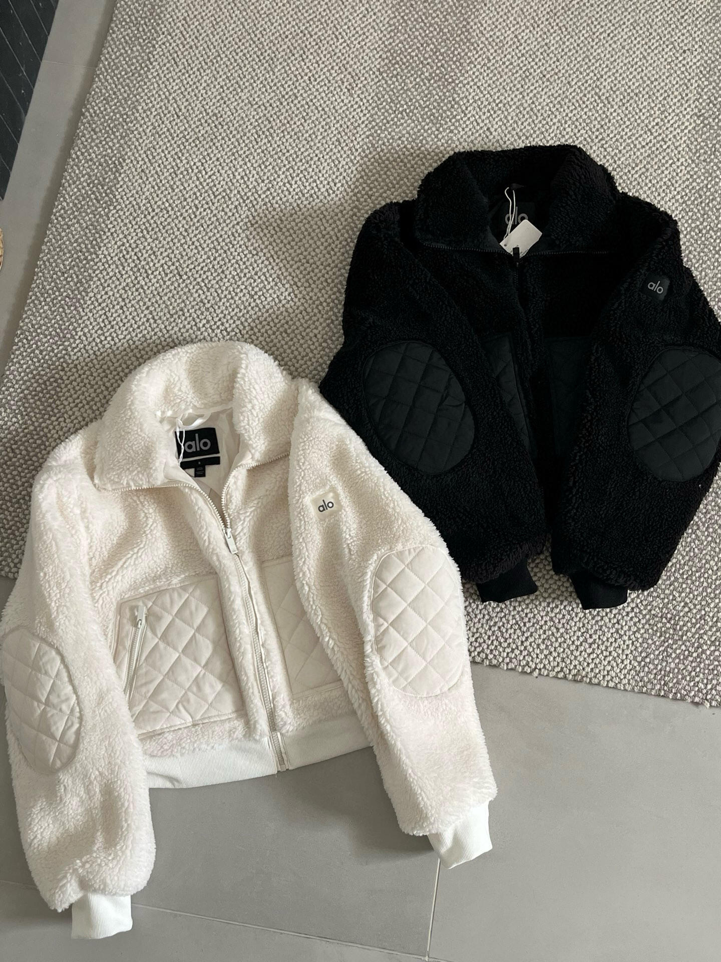 P360
ALO羊羔绒羽绒服
ALO YOGA 羊羔绒外套夹克羽绒服 SHERPA EDGE BOMBER系列纯色立领拉链休闲无帽绒感外套 女款
Alo yoga jisoo金智秀同款羊羔绒立领拉链修身短款女士夹克外套
Alo SHERPA EDGE BOMBER大口袋羊羔绒柔软蓬松 触感舒适 可搭配牛仔裤👖 瑜伽裤 工装裤以及裙装都可以❤️ 各个部位的面料都是通过多次对比严选出来的 精湛的工艺设计超级拉身材比例
象牙白温柔干净 暖乎乎的 舒适又白搭
黑色也超显帅气🌸
颜色:黑色 象牙白
Size:XS- L