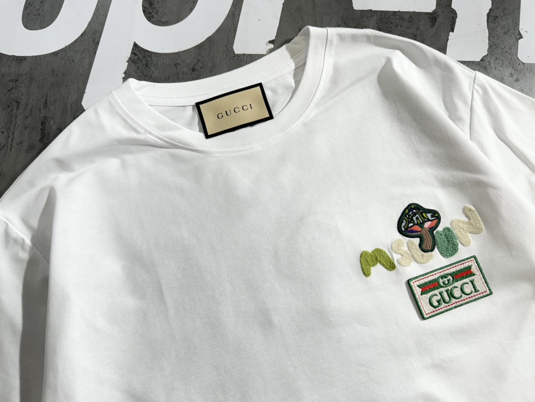💰120包邮
Gucci蘑菇🍄刺绣情侣短袖T恤

面料采用精梳棉材质 手感舒适 细腻 透气  不起球不褪色 

印花采用刺绣技术 品质超赞 细腻 不褪色 不开裂

万针刺绣Logo 激光切割技术 立体饱满工整 细腻

情侣款