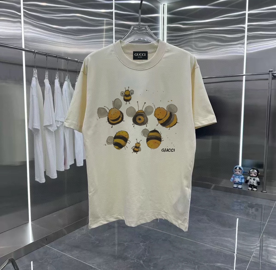 💰95包邮
Gucci小蜜蜂系列  专柜款复古情侣 印花短袖T落肩袖   

重磅280g精梳棉材质☁️   透气舒适    版型宽松

进口外贸级专柜印花，随意搓洗不褪色不变形。         情侣款    男女同款哦
