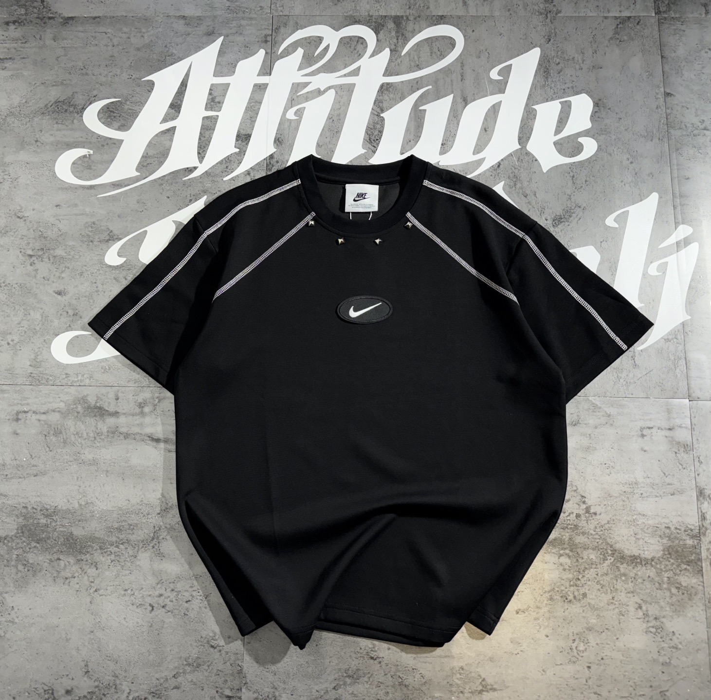 包邮 nike耐克几何拼接铆钉 刺绣情侣短袖T恤 面料采用精梳棉材质 手感舒适 细腻 透气 不起球不褪色 印花采用刺绣技术 品质超赞 细腻 不褪色 不开裂 万针刺绣Logo 激光切割技术 立体饱满工整 细腻 情侣款