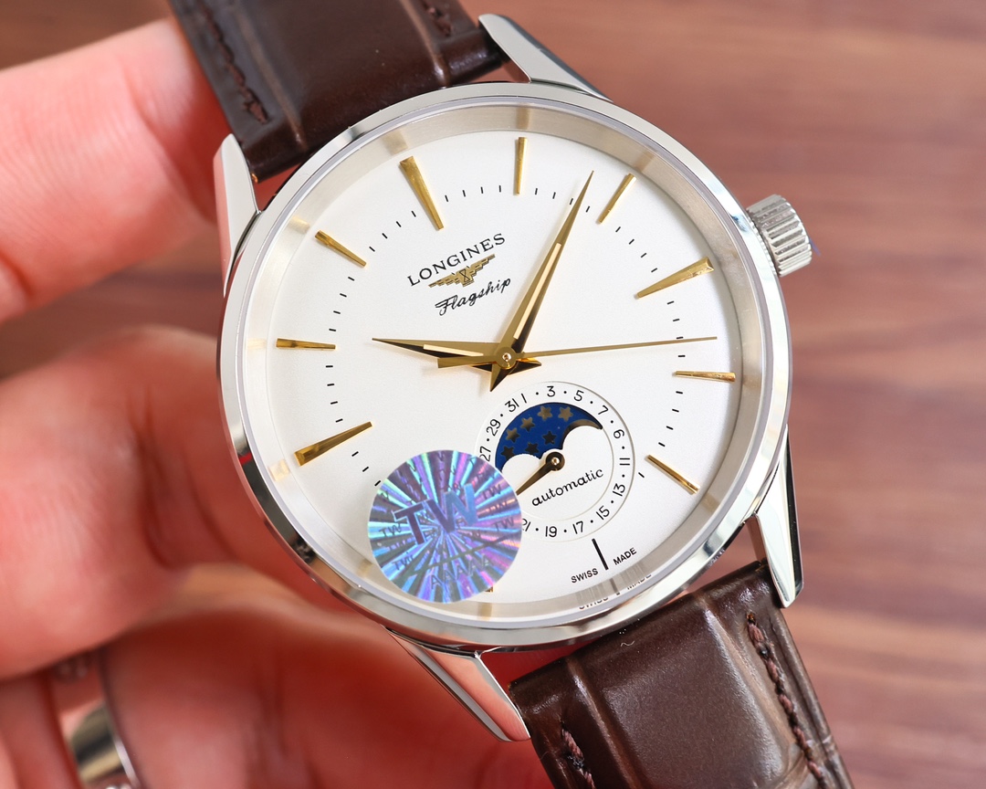 NO:764190,Unified TW Factory Longines LONGINES Flag Series Classic Replica Sun, Moon and Stars Watch LO4 has a curved design on the face, with a sun dial, and a luminous coating on the hour and minute hands, which can clearly show the time day or night. Inlaid with three-dimensional time scales, it presents a different aesthetic. The case is made of polished 316 stainless steel, with an anti-wear synthetic sapphire glass mirror, and the bottom cover is inlaid with an 18k gold engraved sailboat.  The size of 38.5mm is very moderate and can be worn by both men and women. The movement is fully automatic mechanical 2824 movement. The gold-plated moon phase is used at 6 o'clock. The position of the stars is the same as the genuine product. The moon phase function rotates once a month. It can be manually adjusted and the travel time is accurate. The new pin buckle is unique. Timeless classic, low-key and perfect. You deserve it. Best luxury recommendations for gifts. Please look for TW exclusive quality, longines19860909统一 TW Factory 浪琴 LONGINES 军旗系列 经典复刻日月星辰腕表LO4 字面采用弧形设计,同时搭配太阳玟,时分针夜光涂层,无论日夜均可清晰显时,镶嵌立体时标,呈现出不一样的审美观, 表壳316精钢打磨拉丝,抗磨损合成的蓝宝石玻璃镜面,底盖镶有18k金雕刻帆船 38.5mm尺寸非常适中,男女均可适戴 机芯全自动机械2824机芯,6点钟位置采用烫金月相, 星星位置大小正品一致,月相功能一月一圈,可手动调节,走时精准,全新款针扣独一无二 永恒经典,低调完美,你值得拥有送礼最佳奢华推荐请认准TW独家品质,,longines,Watch