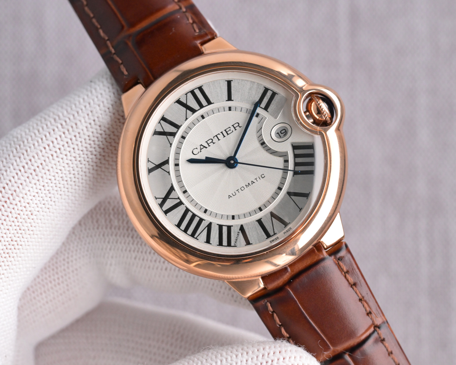 NO:157378,Produced by JBL JBL (Carjia 18k gold watch) Cartier CARTIER RW1 Blue Balloon Series Men's 42mm mechanical arrival, crocodile leather strap…18k gold bag  Although mechanical watches are high-end compared to quartz watches, many people do not know much about mechanical watches, so there may be many more problems compared to quartz models due to operation or common sense issues. The profit is not as high as quartz watches, and they are thankless models. But there are still many people who like mechanical models. This is the difference between practical and artworks. Whether it is quartz watches or smart watches, they are all practical products. Although these watches produced through mechanized production or modern assembly lines are called watches, artworks and practical products are actually 