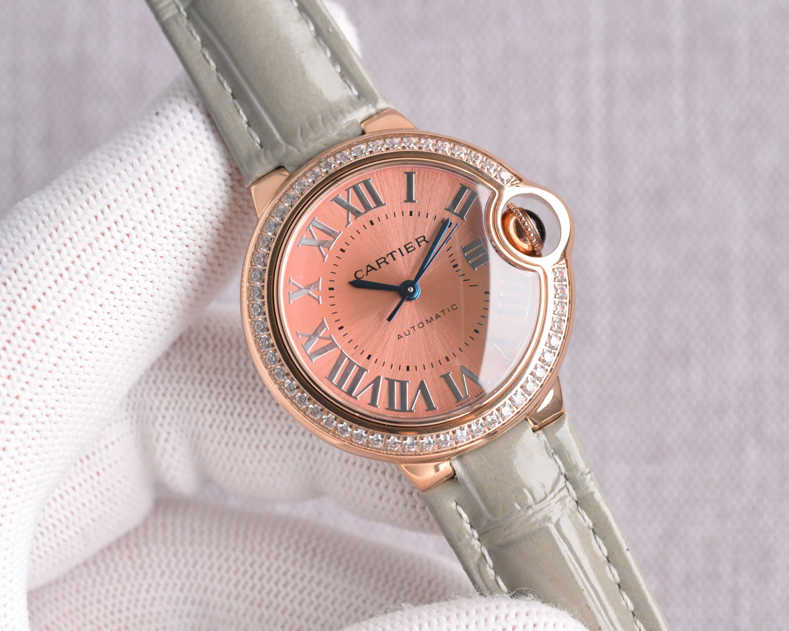 NO:157384,Produced by JBL JBL 18k gold bag spot exclusive channel goods, Cartier Blue Balloon Series 28mm 33mm 36mm RW1 3 sizes available W6920097 women's watch, original imported movement, fully automatic mechanical movement, (18k gold bag) sapphire mirror, sunlight ray pattern effect dial, sword-shaped blue steel pointer; equipped with original glossy burgundy alligator leather strap, paired with rose gold luster, more beautiful and tall and elegant, dial size 33mm, not too small, specially designed for your favorite atmospheric style, there is a counter comparison that supports gifts, the first choice is to package the highest version on the market to give gifts, free warranty for non-human damage.  Compared with mechanical watches, quartz is more intrinsic and more connotative. There are still many people who like mechanical models. This is the difference between practical and artwork. Whether it is quartz watches or smart watches, they are all practical products. Although these watches produced through mechanized production or modern assembly lines are called watches, artworks and practical products are actually 