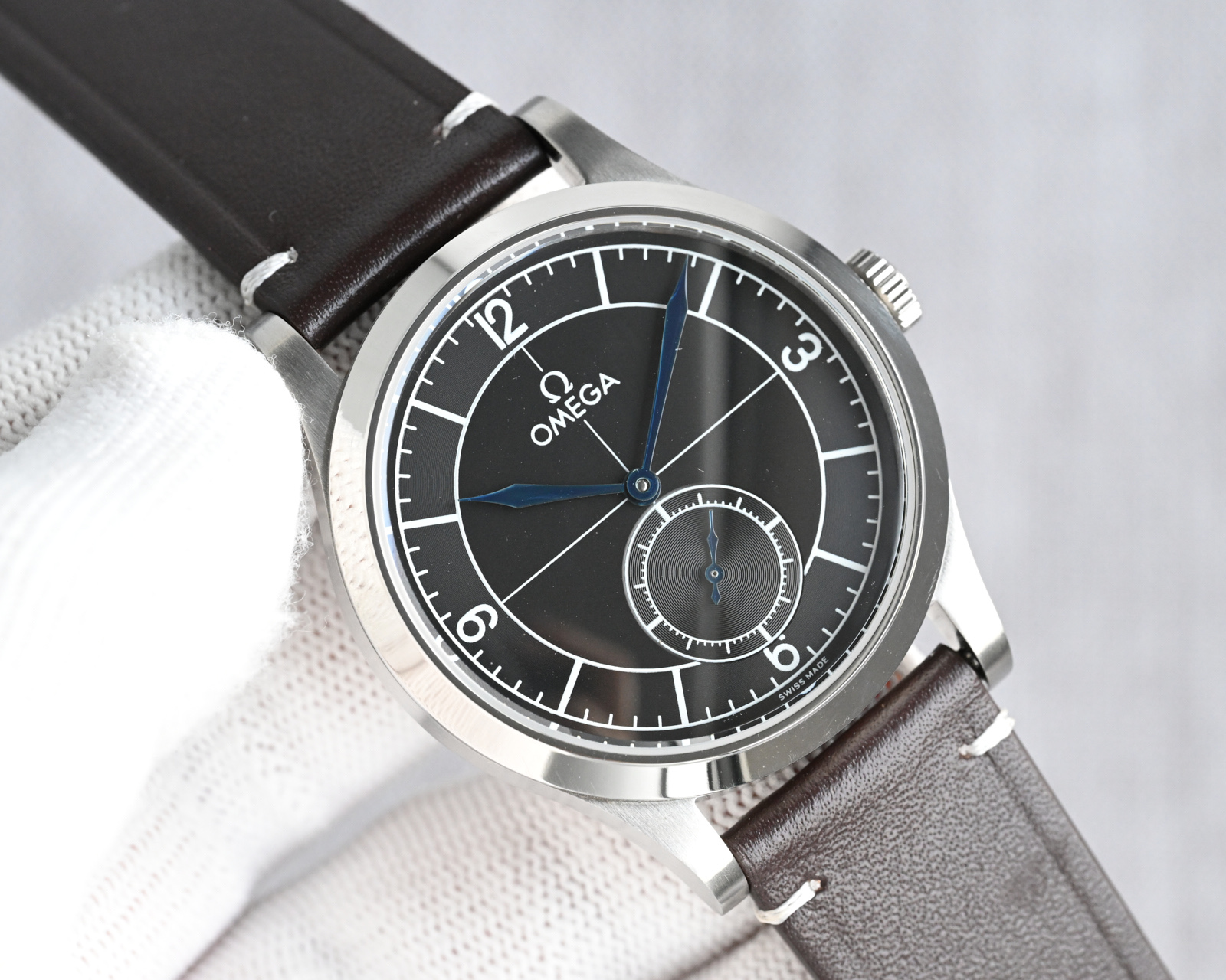 NO:158684,TW Factory produced by TW Factory launched the OMEGA OMEGA R78 special series small three-pin automatic mechanical watch with a diameter of 39 mm. The original mold opening case was made of bronze gold, and the original polishing technology was synchronized with original polishing technology. The sapphire mirror was used to make the watch more classy. The center of the dial was decorated with Paris stud texture, showing French elegance. The Omega brand logo was made of dark gray retro style, and the minute circle and the 6-point small second dial track circle were processed by a more delicate circular wire drawing process, which was exquisite and luxurious. In particular, the buckle logo was carved one by one by one by the fine engraving machine, which was full of three-dimensionality, and it was truly perfect. The only original mold opening belt buckle in the market. The logo was also exquisitely carved.  The internal is equipped with the Omega 8926 Master Chronometer movement, the double barrel provides up to 72 hours of power, the free-knot design is combined with a coaxial escapement system, and a silicon hairspring, which is accurate, reliable and anti-magnetic. The movement is polished with exquisite Arabic Geneva pattern. The operation of the movement is clearly visible. Welcome to watch friends to appreciate it. Please refer to the best luxury recommendation for gifts, omega19860909TW 出品 TW Factory 重磅推出OMEGA 欧米茄 OMEGA R78 特别系列小三针自动机械 腕表 至臻天文台表径 39毫米,购入原版开模整体表壳采用青铜金材质打造打造,同步原装打磨技术.采用蓝宝石镜面更显档次 腕表表盘中央饰有巴黎饰钉纹理,尽显法式优雅,欧米茄品牌标识采用深灰色的复古风格,分钟圈和6点位的小秒盘轨道圈经更加细腻的环形拉丝工艺处理,精致奢华.尤其扣面标志是精雕机一个个雕刻出来,立体感十足,真正做到了完美 市场唯一原装开模皮带 表扣.标志同样是精雕出来的. 内部搭载欧米茄8926至臻天文台机芯,双发条盒提供长达72小时动力,无卡度设计搭配同轴擒纵系统,以及硅游丝,精准可靠又防磁.机芯打磨有精美的阿拉伯风格日内瓦纹.机芯的运转美态清晰可见.欢迎广大表友品鉴.送礼最佳奢华推荐请认准TW独家品质,,omega,Watch