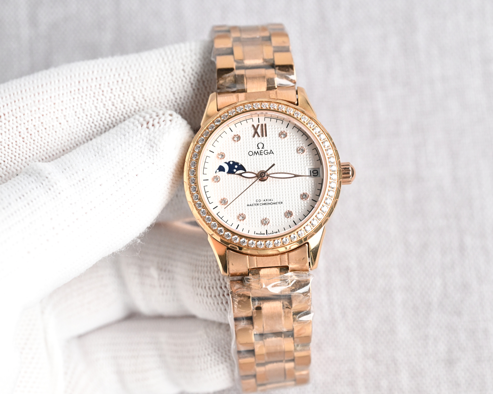 NO:158822,Produced by TW, White Steel-Gold TW Factory Omega Special Recommended Ladies Jewelry Series R77 Upgraded V8 version adopts a high-end sun pattern dial with 38 Wieselton diamonds [Rose] [Rose] Fashionable Women's Watch Simple Three-Pin. Super luminous and unique 3-word calendar at night. Equipped with original imported fully automatic mechanical movement (zero rework), 904 stainless steel case (thickness 10mm), mirrored 9-level sapphire crystal scratch-resistant glass, waterproof depth: 50 meters strap steel strip/Italian selected calfskin. Fine polishing, fresh and elegant, generous and decent goddess must-have high quality. Send your lover and bestie. Five-star recommendation!  The best luxury recommendation for gifts, please identify TW exclusive quality, omega, cowhide19860909TW 出品 白钢-金  TW Factory 欧米茄特推款 淑女珠宝系列 R77 升级V8版采用高端太阳纹表盘 环圆镶嵌38威塞尔顿钻石[玫瑰][玫瑰]时尚女表 简约三针. 夜时超强夜光独特3字位日历 搭载原装进口全自动机械机芯（零返修）,904精钢表壳（厚度10mm）,镜面9级蓝宝石水晶防刮玻璃,防水深度:50米表带钢带/意大利精选小牛皮. 精细打磨,清新优雅,大方得体女神必备款高品质 送爱人 送闺蜜 五星推荐！送礼最佳奢华推荐请认准TW独家品质,,omega,cowhide,Watch