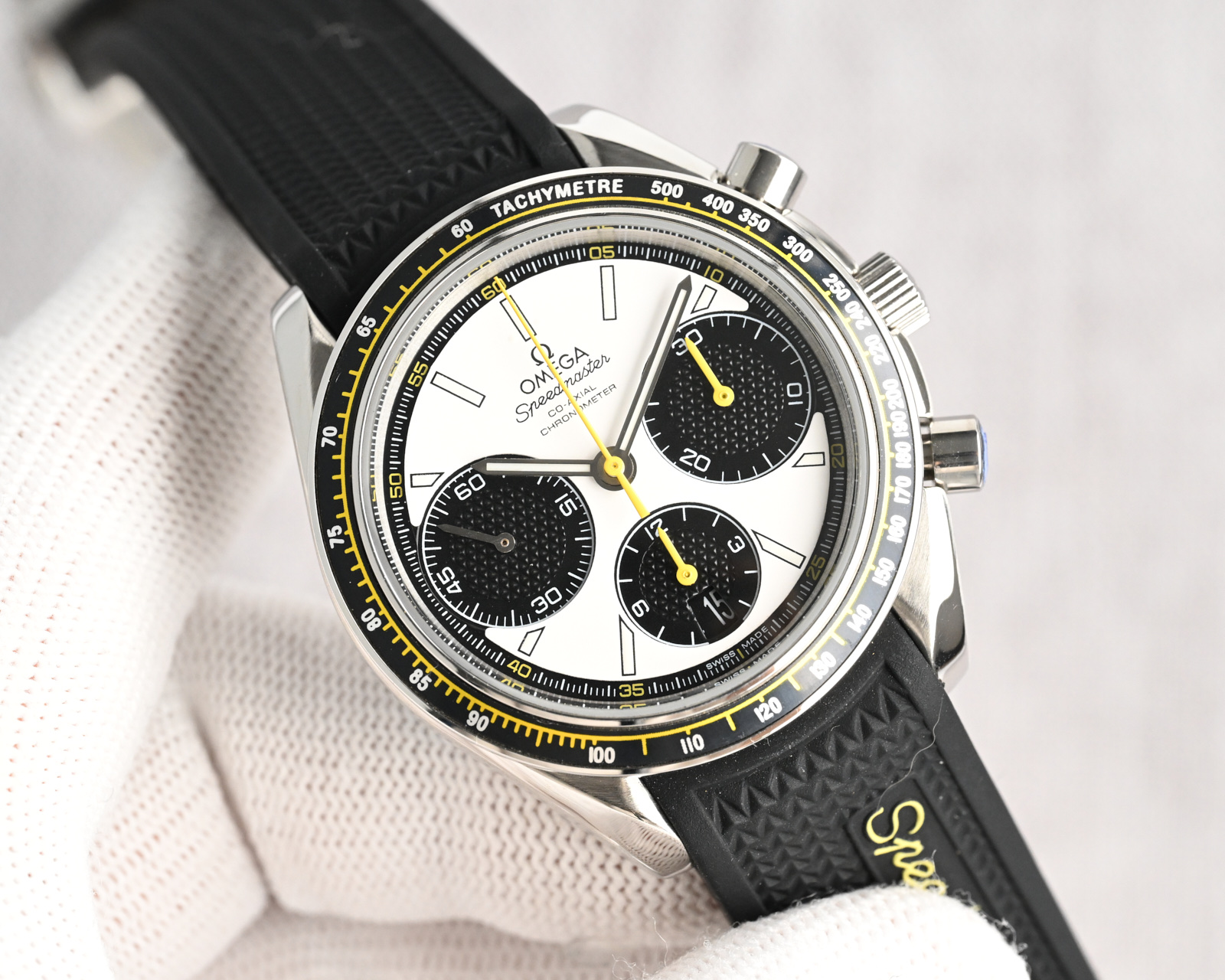 NO:726161,Produced by HK, Tape Model, Steel Belt Model, HK Factory Omega Speedmaster Series 326.32.40.50.06.001 Multi-Function Chronograph HR6 'Beyond the Limit, Domineering' The original HR was renamed as HK Factory and added a new general——  The original HR renamed HK team cooperated deeply with the genuine OEM to produce, and the entire network exclusively dismantled and surveyed genuine genuine products. No matter the cost and time, it took a year to develop the mold, so that all data accessories can be perfectly interchangeable with genuine products. The synchronous counter size is 40mm, using the original imported Swiss Cal. chronograph movement with the same structure as genuine products.  It has been precisely improved and polished by a professional team to make it more stable and durable, creating an original quality replica of the Omega Speedmaster series watch. [Appearance] Purchased authentic disassembly and surveying, consistent stepped case cover, consistent CNC polishing level, consistent thickness size  , the entire watch accessories, including the strap and lug screws, are perfectly interchangeable with the original. [Disk] The dial adopts the same grain texture and radial pattern text as the original, and adopts the same frosted fine particle text as the original. The overall density of the particles is consistent with the original. At any angle  Below you can see the same light source reflection as the genuine product. Each number, word nail, logo, is independently molded using genuine craftsmanship materials. After several sets of molds, the three-dimensional beauty is finally consistent with the original version. [Mirror] Double-sided blue-coated curved sapphire glass mirror, double-sided inverted  The corners are rounded, and the thickness arc reaches the strict tolerance standard of 0.03. It is scratch-resistant and wear-resistant, and crystal clear. [Waterproof] The lock-type crown has been repeatedly tested and tested to be consistent with the original product. The waterproof depth is 100 meters. [Strap] The rubber strap has followed the original raw material.  Strict standards, every detail has been repeatedly polished to be of top quality, soft and delicate, fits the wrist and is comfortable to wear. Every inch of stitching and every detail, including the number, is consistent with the original. [Buckle] The brushed texture of the watch buckle is fine and neat, and the depth of the brushed is exactly the same as the original.  , not only the density of the drawing is fine and consistent, but also the depth of the drawing is consistent with the genuine product. The depth of the buckle is restored, which solves the embarrassing problem of the buckle becoming loose after being used for a period of time, so that the buckle still fits tightly even after being used for a long time, and the buckle is evenly buckled.  The crisp sound is also deeply restored. [Movement] uses the Cal. basic chronograph movement that is consistent with the genuine product as the basis. A professional team developed and precision polished the genuine Cal.  It’s an embarrassing phenomenon that the style is only as good as the watch. [Quality Control] The HRF team has almost demanding and rigorous quality control. The quality control of each movement starts from the source. Each watch is debugged by HRF watchmakers to the best condition and left for 24 hours to ensure that it is in perfect condition.  HRF always adheres to its original intention and pursues perfection!  We will continue to create original quality watch replicas for watch lovers from all walks of life. For the best luxury gift recommendations, please look for HK’s exclusive quality, omega19860909HK 出品 胶带款 钢带款 HK Factory 欧米茄 OMEGA 超霸系列326.32.40.50.06.001多功能计时腕表HR6『超越极限,霸气登场』原HR改名HK工厂再添新将—— 原HR改名HK团队与正品代工厂深度合作制作,全网独家正品拆解测绘,不惜成本与时间,耗时一年开模研发,达到所有数据配件均可与正品完美通用互换,同步专柜尺寸40mm,采用正品一致结构的原装进口瑞士Cal.计时机芯, 经专业团队精密改进打磨,使之更加稳定耐用,打造原单品质的欧米茄超霸系列腕表副本.【外观】购入正品拆解测绘,一致的阶梯式表壳壳套,一致的CNC打磨级别,一致的厚度尺寸,整表配件包括表带生耳螺丝都可与正品完美互换.【盘面】表盘采用正品相同的颗粒纹理加放射纹路字面,采用与原装一致的磨砂细微颗粒字面,颗粒的整体密度与正品吻合,在任何角度下均可以看出与正品相同的光源反射.每个数字字钉、logo、采用正品工艺材质独立开模,历经几套模具终使立体美感与原版一致.【镜面】双面镀蓝膜弧面蓝宝石玻璃表镜,双面倒角光边圆滑处理,厚度弧度达到严苛的0.03公差标准.防刮耐磨,晶莹剔透.【防水】锁把式表冠经反复检验测试与正品一致防水深度100米.【表带】橡胶表带从胚料开始即遵循了严格的标准,每一个细节都经反复打磨均为上品,柔软细腻贴合手腕佩戴舒适,每一寸缝线与每个细节包括编号都与正品一致.【表扣】表扣拉丝纹路细腻整齐且拉丝深度与正品完全一致,不仅仅做到拉丝的密度细腻一致,并且还要做到拉丝的深度保持与正品一致.表扣深度还原,解决了使用一段时间就扣不紧松动的尴尬问题,使表扣使用久了还是严丝合缝,连扣上表扣的清脆响声也深度还原.【机芯】采用了与正品一致的Cal.基础计时机芯作为基础,经专业的团队进行开发精密打磨正品Cal.机芯,提升了机芯的稳定性,缓解了一直以来计时机芯款式空有其表的尴尬现象.【品控】HRF团队近乎苛刻的严谨品控,每枚机芯的品控从源头出发,每一只腕表前都经HRF制表师调试至最佳状态,并放置24小时确保状态完美,方才. HRF始终坚持初心,追求完美！将持续为各界表友打造原单品质的腕表副本.送礼最佳奢华推荐请认准HK独家品质,,omega,Watch