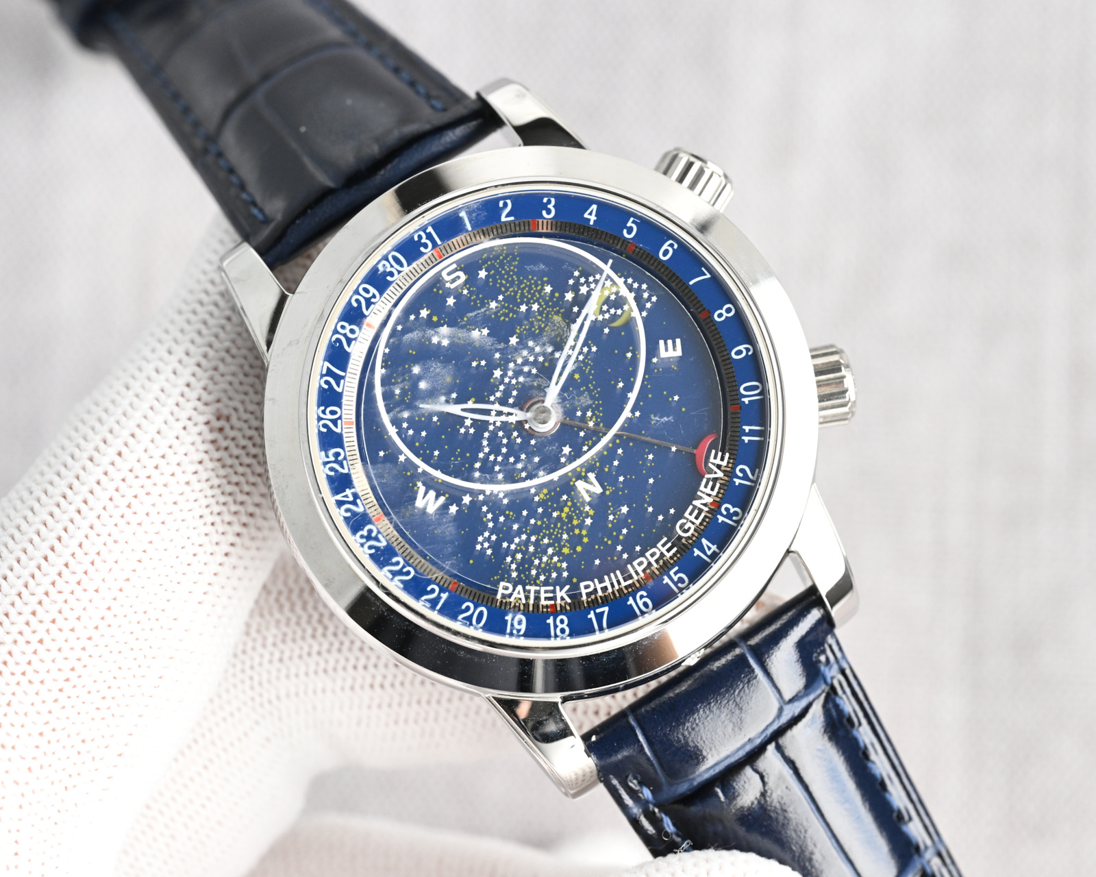 NO:387869,Produced by TW White Gold Diamond 50 TW Factory Patad - The ultimate version of the Starry Sky Upgrade has upgraded the Galaxy 6102 6104 Super Complex Function Series X Geneva Sky Series Can you imagine wearing the Starry Sky on your wrist?  This starry sky watch has a unique astrological function. You can enjoy the Geneva sky map on the blue round dial and the golden moon trajectory. It lasts for 20 months. It is transformed from Citizen Japan. It is as smart as the authentic product. The moon on the dial will automatically change according to the full moon in the sky. The sapphire glass in the front and rear of the case adopts advanced technology to increase the refraction light of the glass, making the dial look more transparent. It seems that there is no feeling of glass. The back cover and glass are also concave like genuine products. Break the back cover and glass parallel to the glass. The white light case at the 6-character case and the strap are connected to the Swarovski process. It supports gem inspection, adjust the time of the head, calendar, moon disk, and adjust the starry sky disk. The best luxury recommendation for gifts is to recognize TW exclusive quality, swarovski, swarovski19860909TW 出品 白 金 钻50 TW Factory 百达-星空升级终极版升级了银河系 6102款6104款超级复杂功能系列X 日内瓦苍穹系列你可想象把星空佩戴在腕上吗？这款星空腕表独具特别星象功能,蓝色圆表盘上就能欣赏日内瓦苍穹图,还有金色月球运行轨迹,熬时20个月 采用日本西铁城改造而成的珍珠陀,和正品一样机心 表盘上的月亮会根据天空的月亮月满圆月蚀弯的情况自动变化 表壳前后蓝宝石玻璃采用先进技术处理让玻璃折射光提高,让表盘看起来更加通透 似乎没有玻璃的感觉 后盖和玻璃也采用和正品一样凹型 打破传统手表后盖和玻璃平行,白光表壳在6字位表壳和表带连接处的宝石采用施华洛世奇工艺 支持宝石检验,4字把头调时间,日历,月亮盘 ,调星空盘转动 送礼最佳奢华推荐请认准TW独家品质,,swarovski,Watch