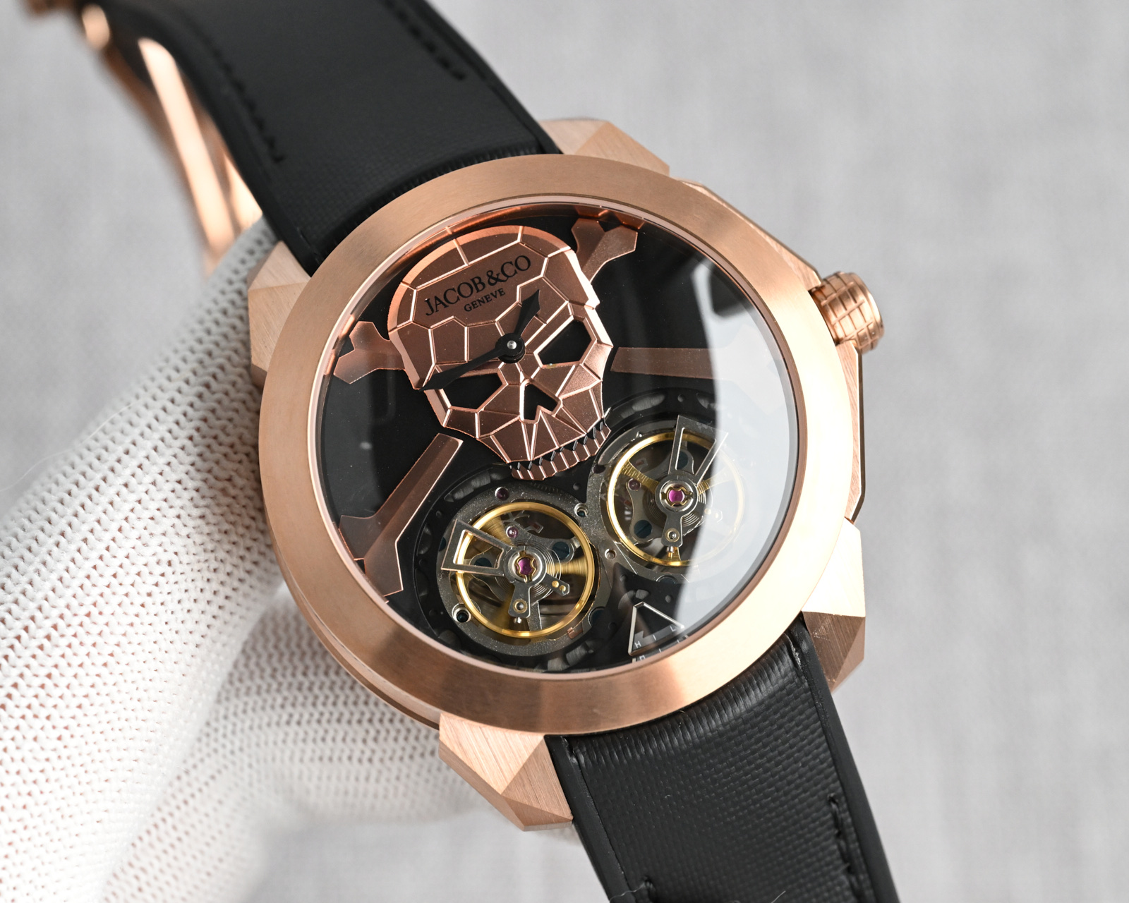 NO:387904,Production by TW Light Shell Diamond Shell TW Factory jacobandco Czech Leopard JR4 The Day of Death tells us that life and death are not separate, but part of the eternal cycle. The skull double tourbillon was created to commemorate this sacred tradition, and its design symbolizes the interconnection of time, memory and spirit. The rose gold skull is set on the deep agate dial and is a powerful symbol of human experience a bold, beautiful, and lasting symbol. Every action of the watch double tourbillon reflects the cycle of life, capturing every brief moment while commemorating those who live in memory. Only 18 pieces exist, ensuring the legacy left over from this special timer for generations. 46mm rose gold shell solid agate dial Rose gold skull mini, spinel eye twins, triple-axis flying tourbillon  The best luxury recommendation for gifts, please recognize TW exclusive quality, jacob & co19860909TW 出品 光壳 钻壳  TW Factory jacobandco 捷克豹 JR4 死亡节告诉我们,生与死不是分开的,而是永恒的循环的一部分.头骨双陀飞轮是为了纪念这一神圣的传统而创造的,它的设计象征着时间、记忆和精神的相互连接.玫瑰金头骨镶嵌在深玛瑙表盘上,是人类经验的强大象征一大胆、美丽、持久. 手表双陀飞轮的每一个动作都反映了生命的周期,捕捉了每个短暂的瞬间,同时纪念那些活在记忆中的人.只有18件存在,确保了这个特殊的计时器遗留下来的遗产代代代. 46毫米玫瑰金壳实心玛瑙拨号 玫瑰金头骨迷你,尖晶石眼睛双胞胎,三轴飞行陀飞轮 送礼最佳奢华推荐请认准TW独家品质,,jacob & co,Watch