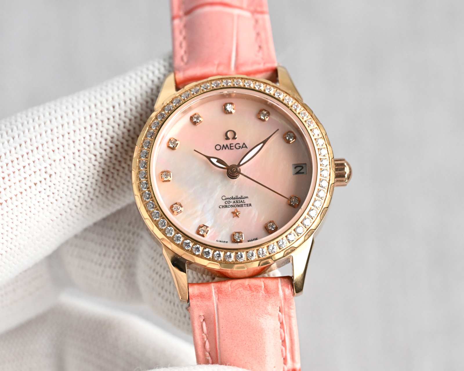 NO:387912,White and gold annual hot products recommendation Omega special model Lady jewelry series P Upgraded V8 version adopts a high-end sun pattern dial with 38 Weselton diamonds [Rose] [Rose] Fashionable women's watch Simple three-pin. Super luminous and unique 3-word calendar at night. Equipped with original imported fully automatic mechanical movement (zero rework), 904 stainless steel case (thickness 10mm), mirrored 9-level sapphire crystal scratch-resistant glass, waterproof depth: 50 meters strap ceramic steel belt/Italian selected calfskin. Fine polishing, fresh and elegant, generous and decent goddess must-have high quality. Send your lover and bestie. Five-star recommendation!  The best luxury recommendation for gifts, please identify the exclusive quality, omega, cowhide19860909白 金 年度爆款推荐 欧米茄特推款 淑女珠宝系列P 升级V8版采用高端太阳纹表盘 环圆镶嵌38威塞尔顿钻石[玫瑰][玫瑰]时尚女表 简约三针. 夜时超强夜光独特3字位日历 搭载原装进口全自动机械机芯（零返修）,904精钢表壳（厚度10mm）,镜面9级蓝宝石水晶防刮玻璃,防水深度:50米表带陶瓷钢带/意大利精选小牛皮. 精细打磨,清新优雅,大方得体女神必备款高品质 送爱人 送闺蜜 五星推荐！送礼最佳奢华推荐请认准独家品质,,omega,cowhide,Watch