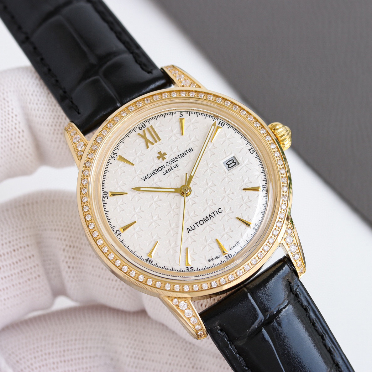 NO:389024,Produced by TW White Shell Gold Shell TW Latest Products Recommended by Vacheron Constantin Vacheron Constantin BJ3 Pot Cover Glass VC Classic Beauty Appreciation of Vacheron Poems. Denton's Heritage Series Watches!  The TW watchmaker team has carefully designed it for 8 months, dares to be the first, and strives for perfection. The style uses the original movement, with a vibration frequency of 28,800 times per hour, and zero repair quality. The TW factory has exclusively developed shell covers and exclusive pot cover glass material!  40mm in diameter, super 3D three-dimensional sense, ultra-thin craftsmanship The dial uses classic and exclusive inner shadow as the scale, which further shows the luxurious temperament of this watch. The style is matched with Italian cowhide to make the wrist more comfortable. Vacheron Constantin, the watch you will have. The best luxury recommendation for gifts, please be sure of TW exclusive quality, vacheron, cowhide19860909TW 出品 白壳 金壳 TW 最新出品·爆款推荐 江诗丹顿Vacheron constantin BJ3 锅盖玻璃 VC 经典之美品鉴江诗.丹顿传袭系列腕表！TW制表师团队历时8个月精心设计,敢为人先,力求完美 款式采用原装机芯,每小时振频28800次,零返修质量 TW厂独家研发壳套,独家的锅盖玻璃材质！直径40mm,超强3D立体感,超薄工艺 款式表盘上采用经典独家内影作为刻度,更显示出这款腕表的华贵气质.款式搭配意大利牛皮让手腕更贴合舒适 江诗丹顿,你终将拥有的腕表 送礼最佳奢华推荐请认准TW独家品质,,vacheron,cowhide,Watch