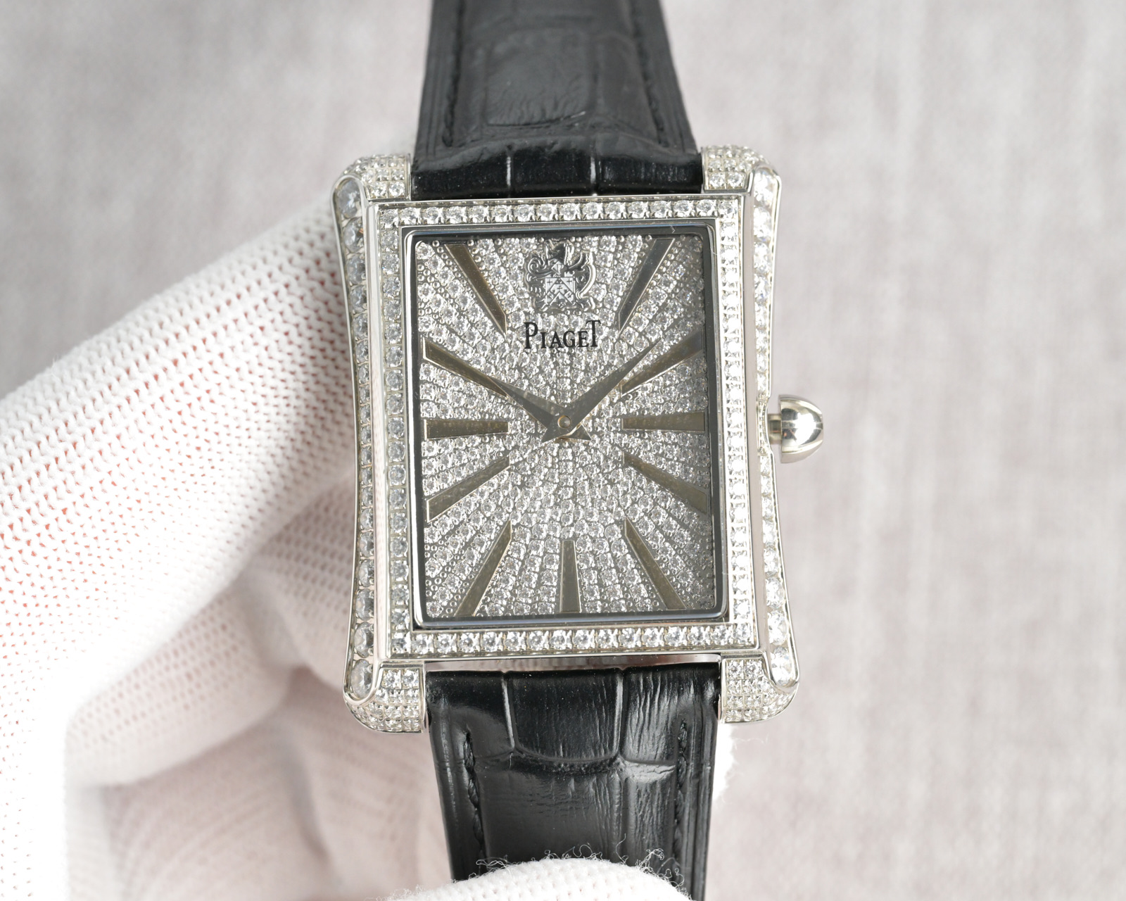 NO:389465,Taiwan Produced by Taiwan Factory V8 version diamond embossed replica Earl Star Square diamond embossed model K7 BLACK-TIEG0A33075 and 76, Star Embossed latest revised version, referring to the authentic 3D drawing design, breaking the limit!  The dial diamonds shoot to the center from large to small eight-hearted and eight diamonds, and extend outward like waves. The exquisite Yin-Yang needle is the Count's usual trick, the PIAGET logo is just silk-printed on the glass. The shell diamonds are arranged in an orderly manner as the genuine ones. The 8 screws on the back cover follow the genuine design, are equipped with sapphire mirrors, and are equipped with a fully automatic mechanical movement imported from Japan, with zero rework quality!  Size 36MMx 48MM fits your wrist!  The GOA series' consistent simple style design and superb jewelry inlay technology, the tile scale and Schloss gorgeous diamonds perfectly combine simplicity and luxury, unique and unique. Please recognize the exclusive quality of Taiwan for the best luxury recommendation for gifts.19860909台湾 出品 台湾厂 V8版本镶钻复刻 伯爵 满天星方形镶钻型号K7 BLACK-TIEG0A33075和76,满天星 最新修正版本,参照正品3D画图设计,突破极限！表盘钻石从大到小八心八钻般射向中心,又如波澜般一圈一圈向外延伸,精巧的阴阳针是伯爵的惯用招数PIAGET标志位置恰好的丝印在玻璃上面,壳套钻石跟正品一样大小排列有序,后盖8颗螺丝遵从正品设计,配置蓝宝石镜面,装配日本进口全自动机械机芯,零返修质量！尺寸36MMx 48MM贴合手腕！ GOA系列一贯的简约的风格设计跟高超的珠宝镶嵌工艺结合,条丁刻度与施洛华美钻,将简约跟奢华完美地融合在一起,独具匠心,独树一帜 送礼最佳奢华推荐请认准台湾独家品质,,piaget,Watch