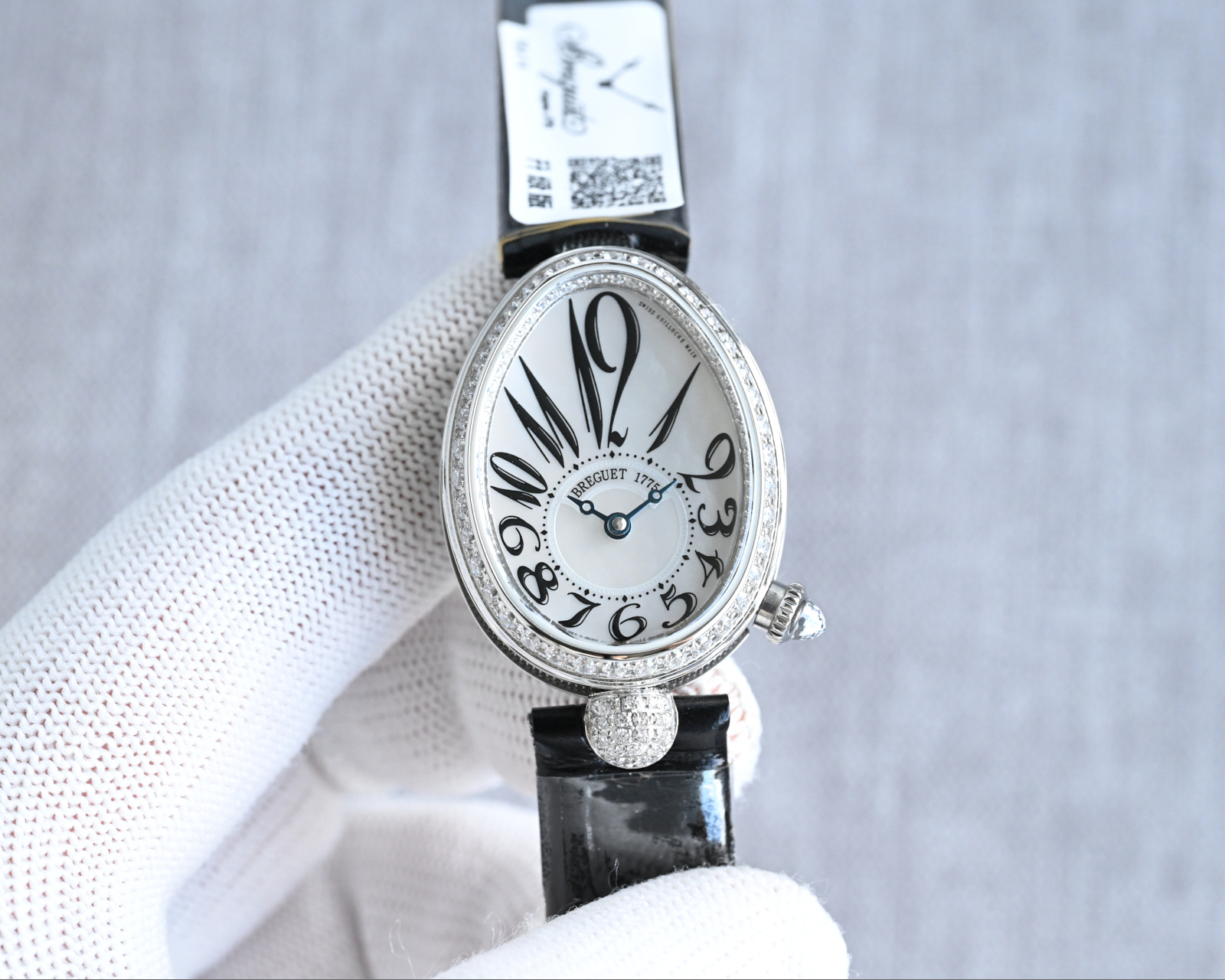 NO:391404,Produced by JBL JBL Factory 18k gold version Breguet Queen Naples RW1 is coming in a strong appearance. The people-friendly version gold version is here!  !  18k gold package holds the Chinese GTC testing agency certificate, and the QR code can be checked online!  One table, one code, support re-examination. It took two years, combined with high-tech and electronic data, and after multiple subtle modifications and testing, it finally reached the level of the strongest copy watch, providing benefits to female friends. The oval case, the outer edge of the case is decorated with coin patterns, the overall use of 316 stainless steel, electroplated 18k gold, rose gold, the bezel is set with multiple bright cvd stone crown, a multi-section pear-shaped diamond, transparent sapphire glass mirror, the back cover adopts high-tech electronic laser technology, engraved with digital encoding (full digital shape and strong three-dimensional sense) is 33mm 36mm  The waterproof 30-meter dial is Tahitian natural white mother-of-pearl, with guilloche engraving, with an eccentric scale ring at 6 o'clock, and is made of Breguet Arabic numerals. It is inlaid with a multi-faceted flat-cut pear-shaped diamond at 6 o'clock, shining and dazzling, classic baked blue steel Breguet pointer, equipped with an automatic winding mechanical movement, full gloss, matched with Breguet original folding buckle, and inlaid with multiple brilliant-cut diamonds!  The best luxury recommendation for gifts, please identify JBL exclusive quality, breguet, gold19860909JBL 出品 JBL Factory 18k包金版本 宝玑 那不勒斯皇后 RW1 强势登场 亲民版包金来啦！！ 18k包金 持中国GTC检测机构证书,二维码联网可查询！一表一码 支持再次复检 历时两年,结合高新科技和电子数据,经过多次精微修改和测试,终于达到最强副本腕表的水平,为广大女性朋友提供福利.鹅卵形表壳,表壳外缘饰有钱币纹,整体采用316精钢,电镀18k黄金,玫瑰金,表圈镶有多颗明亮cvd石表冠处镶有一颗多切面梨形钻石,透明蓝宝石玻璃镜面,后盖采用高新电子激光技术,刻有数字编码（数字形状饱满,立体感强）尺寸为33mm 36mm ,防水30米表盘为大溪地天然白色珍珠母贝,采用玑镂刻花处理,偏心刻度环于6点位置,采用宝玑阿拉伯数字时符,6点位镶嵌一颗多面平切的梨形钻石,闪耀炫丽,经典的烤蓝钢宝玑指针,搭载自动上链机械机芯,光泽饱满,搭配宝玑原装折叠表扣,镶嵌多颗明亮式切割钻石！送礼最佳奢华推荐请认准JBL独家品质,,breguet,gold,Watch