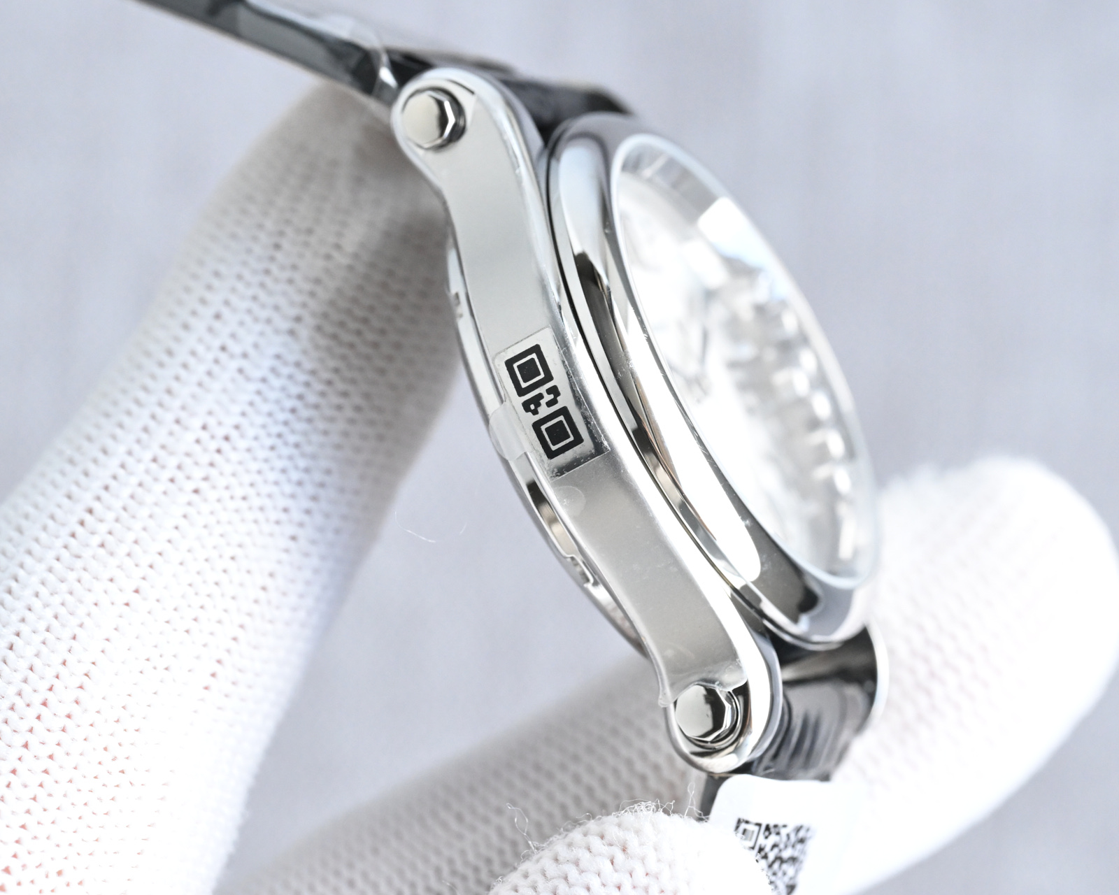 NO:391412,Produced by JBL (crocodile skin) JBL Factory Chopard exclusively The people-friendly version of the gold you want is here!  !  18k gold bag is not that good [bless][bless]!  !  Gold packaging or real diamond (optional) RW1, one card, GTC network can be checked!  !  Size 30mm 33mm 36mm Chopards (HAPPY DIAMONDS) is Chopard's best-selling series that has always interpreted the concept of Chopard's iconic agile diamonds in delicate ways. This series of works is soft and fashionable. It is said that men wear all over the world and women wear Chopard, and gold (in) and diamonds (earning) are also very good. The diamond balls in the dial can slide freely and rotate, and the time comes to run. The fortune is rolling, which makes every woman amazed the world with the most charming shape. This time, the Chopard Happy Diamond Series brought to you. The Chopard Happy Diamond Series brought to you this time is the most representative watch of Chopin. The most distinctive laminated glass is 7 pieces. Each one is equipped with a test certificate, one code, and 5 diamonds produce spins like a dance. It can be said to be a blessing on women's watches. There is a classic watch home with the exception of blue balloons. This Happy  Sport stainless steel watches are fashionable and gentle. The iconic movable diamonds dance happily, with a colorful radiance. The smooth shape is a dynamic case and a modern silver dial. They perfectly reflect Chopard's interpretation of casual style. I will never recommend it to you without any confidence. A real heavy-weight product. Raw materials, original assembly factory and other aspects can only be achieved. I have always wanted to give you the best watch. This cycle takes more than half a year. This batch only needs to be found. Don't ask after all. Use 2892 machine to modify the authentic movement. Please refer to the best luxury gifts for JBL., iwc, chocolate, crocodile skin.19860909JBL 出品（鳄鱼皮） JBL Factory 萧邦 独家奉 你们要的亲民版包金来啦！！18k包金 不尽如此 [福][福]！！ 包金或真钻（可选）RW1 一表一卡 GTC联网可查！！尺寸 30mm 33mm 36mm 萧邦（HAPPY DIAMONDS）作为萧邦最畅销的系列一直以细腻的手法诠释萧邦标志性灵动钻石的概念,此系列作品柔美而时尚,都说男戴万国女戴萧邦 有金（进）有钻（赚）寓意也很好.表盘内的钻石滚珠可自由滑行转动,时来运转 财运滚滚,让每一位女性都以最迷人的造型惊艳世人. 这次给大家带来的萧邦快乐钻系列 这次给大家带来的萧邦快乐钻系列 是肖邦旗下最具代表性的腕表 最有特色的夹层玻璃的7颗,每一款都配有检测证书,一表一码,5颗钻石产生自旋 犹如舞蹈 在女表上可以说是福音 多了一款蓝气球除外的经典腕表之家 这款Happy Sport精钢腕表时尚而温婉 标志性的活动钻石欢快舞动、流光溢彩 造型流畅、极具动感的表壳 和富有现代感的银色表盘 完美体现萧邦对休闲风格的诠释 没有十足的把握绝对不会推荐给你们 真正的重磅好货.原材 原组装厂等多个方面紧密配合才能实现 ,一直以来我都想给大家最好的腕表. 这款周期动辄就得大半年 仅此一批 别出完再问 采用2892机改正品机芯 送礼最佳奢华推荐请认准JBL独家品质,,iwc,chopard,crocodile skin,Watch