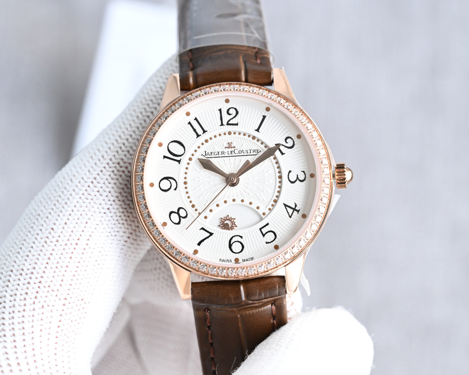 NO:391420,JBL Produced by JBL Factory 18k gold version Jaeger-LeCoultre dating series RW1 JL's strongest gold watch is romantically released, with large factory quality, simple lady, full of romantic feelings!  The watch size is 34mm/corrects all shortcomings of any version on the market. The simple and capable shell is polished in fine detail to ensure that the polishing process is consistent and the texture is synchronized with the authenticity. Restore the most beautiful style of the authenticity!  CAL.898A movement perfectly realizes the original calendar day and stars optional/hour and minute conversion function, following the original copy!  Stable when walking, guaranteed quality!  It is exactly the same as the authentic product. The electric blue pointer shines brightly in the sun. Italian calfskin is light and breathable, with excellent texture, and is paired with Jaeger-LeCoultre's classic folding buckle. It is equipped with a national inspection agency inspection certificate, a lifetime warranty, and a perfect recommendation for gifts for your own use!  The best luxury recommendation for gifts, please identify JBL exclusive quality, jaeger-lecoultre, cowhide19860909JBL 出品  JBL Factory 18k包金版本 积家 Jaeger-LeCoultre 约会系列RW1 JL 最强包金腕表浪漫登场 ,大厂品质,简约淑女,尽显浪漫情怀！腕表尺寸34mm/修正现市面任何版本的所有不足之处,简约干练的外壳打磨精细,确保打磨工艺吻合,质感同步正品.还原正品最美风采！CAL.898A机芯,完美实现原装日历白昼星辰可选/时分秒变换功能,跟足原装复刻！走时稳定,品质保证！和正品完全一致 电光烧蓝指针 阳光下熠熠生辉.意大利小牛皮轻便透气,质感上佳,搭配积家经典折叠表扣.配备国检机构检测证书,终身保修,送礼自用完美推荐！送礼最佳奢华推荐请认准JBL独家品质,,jaeger-lecoultre,cowhide,Watch