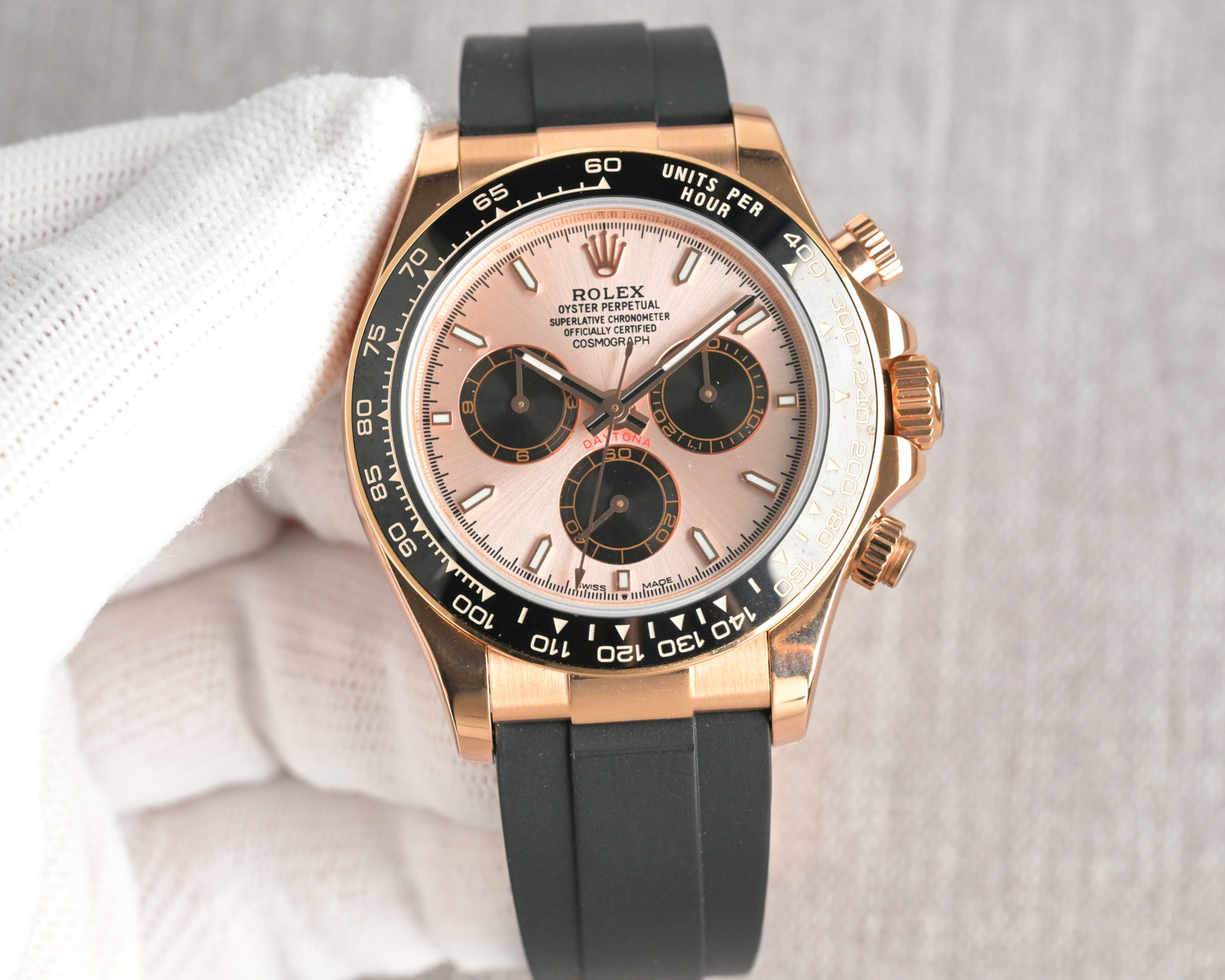 NO:391726,18K gold packaging produced 18K gold packaging factory supply in stock ROLEX-Rolex RW1 Ditona series GTC China National Inspection and Inspection Certificate, available for online checking!  When adjusting in one gear, the original mold is opened with a dial size of 40mm. The thickness is closest to the original on the market. The solid outer ring continuous metering speed scale (using real ceramic technology, it will not be scraped, never faded, and the texture is the same as the original). The font and the disc logo adopt a superimposed printing process, and there will be a slight bulge when viewed from the side. The background color pattern of the disc has been filtered and corrected countless times to ensure that it is 100% consistent with the original. The Rolex metal LOGO on it is opened separately, whether it is three-dimensional or round, can be PK original. Easy to read Chroma light luminous display is equipped with long-term luminous substance. The mirror flat sapphire crystal glass is anti-scratch, and the effect is never ghosted, which is consistent with the authentic. The six-character authentic product is consistent with the anti-counterfeiting small crown (note the details) The buckle is made of imported stainless steel 1:1 loose pieces. The inside of the lasagna  Corrosion Rolex steel stamps External authentic buckle safety rings, perfect in every detail!  The best luxury recommendation for gifts, please be sure of 18K gold bag exclusive quality, Rolex1986090918K 包金 出品  18K 包金 Factory 现货供应 ROLEX-劳力士 RW1 迪通拿系列 GTC中国国检检测证书,联网可查！一档调时 表壳原版开模,表盘尺寸40mm.厚度目前市面上最接近原装的 陶质实心外圈连计速刻度（采用真陶瓷工艺 刮不花 永不退色 质感和正品一致）功能盘字体和盘面logo采用叠加印刷工艺,从侧面观察会有微微隆起之感.盘面的底色纹路经过无数次过滤改正,确保百分百吻合与原装.其上的劳力士金属LOGO单独开模,无论是立体感还是圆润度均可PK原装 易读Chroma light夜光显示 配长效夜光物质.表镜平形蓝宝石水晶玻璃 抗刮损,效果绝不重影,吻合正品.六字位正品一致的有防伪的小皇冠（注意细节）表扣采用进口精钢1:1散件打磨而成 拉沙内侧 腐蚀劳力士钢印 外置正品一模一样的表扣保险环,完美在每一个细节！ 送礼最佳奢华推荐请认准18K 包金独家品质,,rolex,Watch