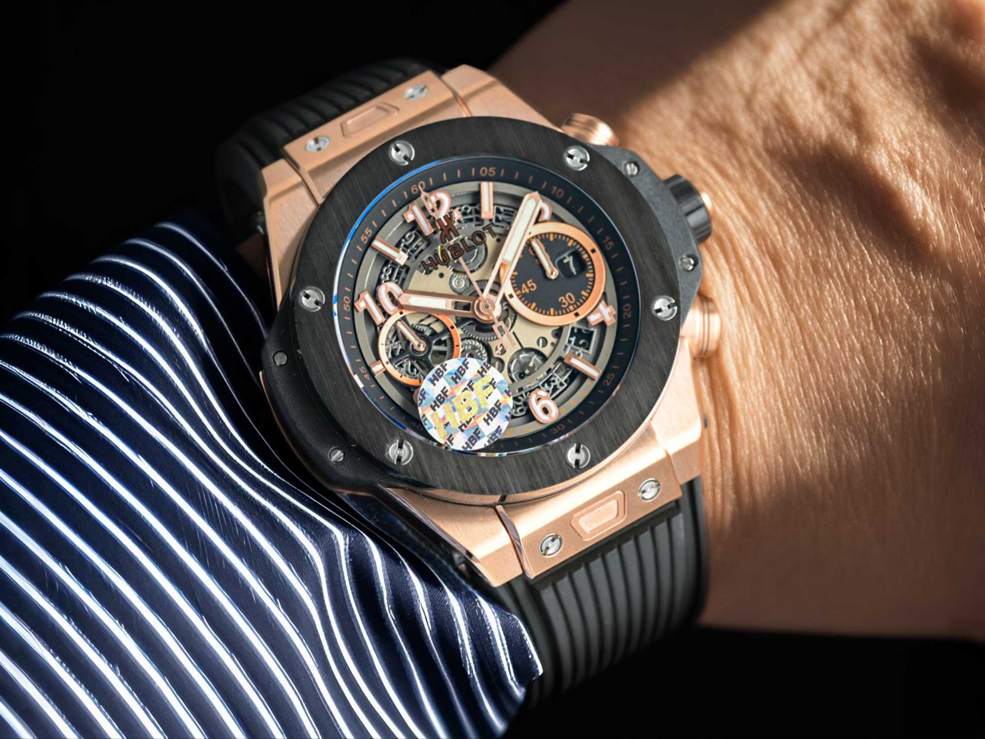 NO:391809,Produced by HBF, White Shell, Gold, Black, HBFV2 Edition, Hublot (Hengbao) HUBLOT ——A42, brave and fearless, short for the punch, referred to as 'HUB' and 'Hengbao', Big Bang Big Bang Element Material, Chronograph v2 Edition case uses imported 316 stainless steel material, design sense is explosive, equipped with the 'HUB1242' automatic movement, chronograph instant start and one-click flyback, perfectly restore the original function, secondary weight gain automatic swing, achieve a more stable time-moving and ultra-low rework rate, the strap is made of natural oak rubber strap, super waterproof, soft and comfortable watch mirror is made of natural sapphire glass, wear-resistant, scratch-resistant, transparent and zero flaws, As a young brand, Hublot replenishes a touch of youthful vitality under high-end manufacturing with its bold personality and unique design, and will feel the freedom of youth with everyone!  !  !  For the best luxury recommendations for gifts, please be sure of the exclusive quality of HBF.19860909HBF 出品 白壳 金 黑  HBFV2版 宇舶(恒宝) HUBLOT ——A42 英勇无畏,拳拳出击,简称“HUB”“恒宝”,BigBang大爆炸元素材料计时码表v2版表壳采用进口316精钢材料 设计感爆炸搭载改“HUB1242”自动机芯 计时瞬启与一键飞返 完美还原原装功能 二次增重自动摆坨 达到更稳定的走时和超低返修率 表带采用天然橡树橡胶表带 超强防水 柔软舒适表镜采用天然蓝宝石玻璃 耐磨耐刮 通透零瑕疵 作为一个年轻的品牌 宇舶以张扬的个性和独特的设计在高端制造下重抹一笔青春活力 将与大家一同感受年轻的自由！！！送礼最佳奢华推荐请认准HBF独家品质,,Watch