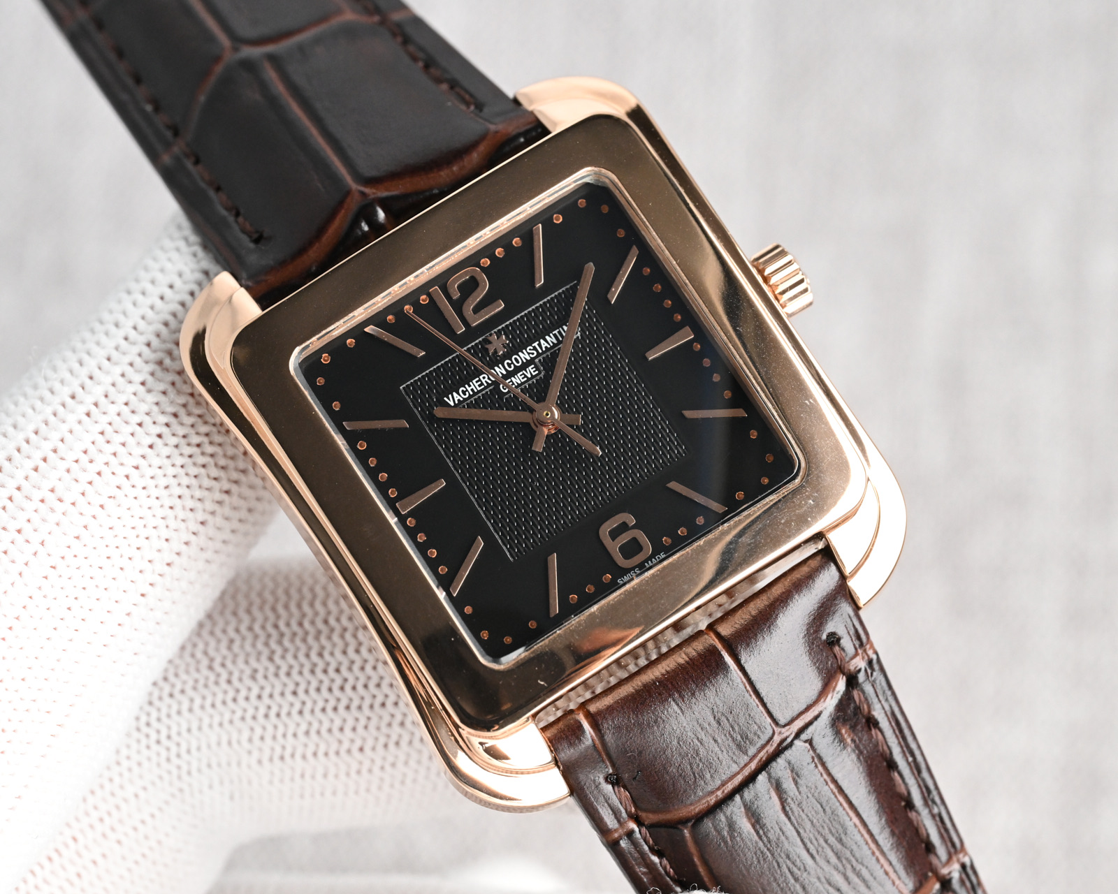 NO:391893,Production by TW White-Gold (Grape for strap) TW Factory Vacheron Constantin - Historical masterpiece series FH5 Glossy square shell, simple lined with wheat ear dough, paired with Italian calfskin watch, maximizes the restore of the authentic artistic sense. [Case] ​​uses ultrasonic polishing technology consistent with the original (very time-consuming). When working, the force is small, it will not cause the workpiece to deform, and it can improve the hardness and friction of the metal surface. [Glass] Sapphire crystal glass, double-sided anti-stun coating. [Movement] uses a slim and stable movement, stable performance, excellent gifts and best luxury recommendations. Please be sure of TW's exclusive quality, vacheron, cowhide19860909TW 出品 白-金（送表带） TW Factory 江诗丹顿——历史名作系列FH5 光泽亮丽的方形外壳,内衬简洁的麦穗面盘,搭配意大利小牛皮表,最大限度还原正品的艺术感官.【表壳】采用同原装一致的超声波抛光技术（相当耗费时间）该工艺作业时,力度小,不会引起工件变形,并且可以提高金属表面的硬度和摩擦力.【玻璃】蓝宝石水晶玻璃,双面防眩晕镀膜.【机芯】采用纤薄而又稳定的机芯,性能稳定,走时优秀送礼最佳奢华推荐请认准TW独家品质,,vacheron,cowhide,Watch