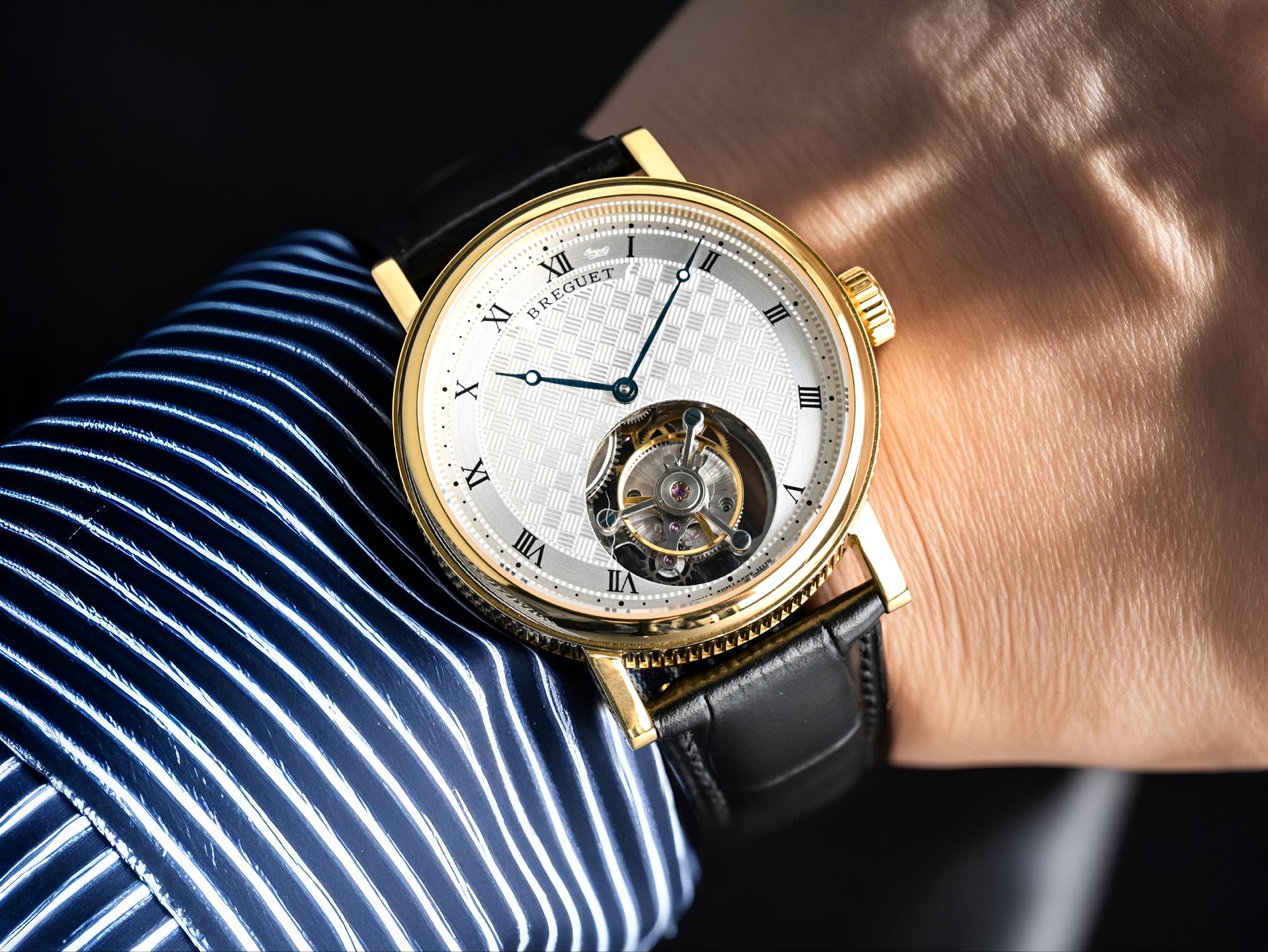 NO:391898,TW Factory 2, Mr. Abraham Louis Breguet KF1 in the Paris Watchmaking Workshop he founded, Baoji  It has created a tourbillon speed control device that has been admired by countless people in the history of watchmaking. This extremely complex and precise mechanism demonstrates Mr. Breguet's extraordinary vision and creativity, and is still of great significance to the high-end watchmaking industry today. To this day, the role and significance of tourbillons are not only to improve the accuracy of time, but to write a brilliant chapter in the field of watchmaking. The Breguet tourbillon timepieces have been constantly innovating in the century-long journey, surpassing themselves, combining exquisite mechanical manufacturing skills and profound aesthetic principles, creating a complex and charming mechanical world. The crown of the watch is engraved with the famous Breguet brand logo. From the side, we can see the famous coin patterns of Breguet, representing the gentle and gentlemanly temperament. This is also the reason why many royal families like to wear Breguet!  The best luxury recommendation for gifts, please recognize TW exclusive quality, louis vuitton, breguet19860909TW 出品  TW Factory 2前,阿伯拉罕-路易·宝玑 KF1 先生在他所创立的巴黎钟表堤岸制表工坊中,宝肌 创造了制表史上令无数人赞叹的陀飞轮调速装置.这一无比复杂的精密机构彰显了宝玑先生卓然超群的远见与创想,时至今日仍对高级制表业有着重要意义.至今,陀飞轮的作用和意义已不仅是提高走时的精准度,而是谱写了制表领域的辉煌篇章.宝玑陀飞轮时计臻品在百年征程中不断创新,超越自我,集精湛机械制造技艺与深厚美学原理于一身,创制出演绎复杂迷人的机械世界.腕表的表冠上刻有著名的宝玑品牌标志,从侧面我们可以看到表王宝玑著名的钱币纹饰,代表着温文尔雅、谦谦君子的气质,这也是很多王室喜欢佩戴宝玑的原因！送礼最佳奢华推荐请认准TW独家品质,,louis vuitton,breguet,Watch