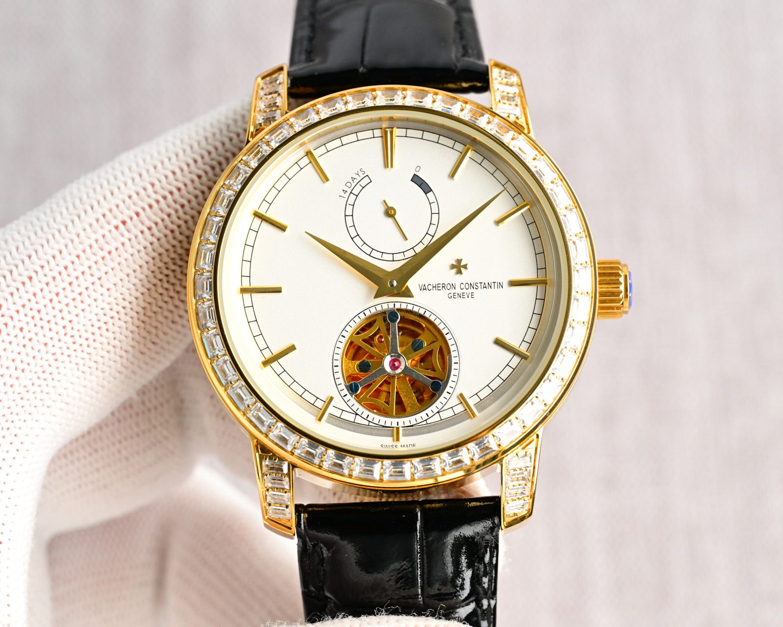 NO:392343,台湾 出品 白770 金790 台湾 Factory 江丹诗顿-Vacheron Constanti 阁工楼匠独一无二版 再火创爆奇迹.经典之作镶钻版 ①搭载着全自动机械陀飞轮机芯 ②表盘采用江诗丹顿专用条钉刻度设计更显示出这款腕表的华贵气质！  ③The case is made of imported 316 stainless steel, paired with imported calfskin, original Jiangsi automatic buckle, size 44mm, highly hard mineral water glass crystal, super waterproof, simple but not simple!  The product has better and more exquisite luster and exquisite hand feel, the dial scale is lifelike, and the shell cover technology is personally tested at the master level. In addition, the high-tech forging of machines in the new era, it is shocking and noble. You deserve it!  The best luxury recommendation for gifts, please identify Taiwan's exclusive quality, vacheron, cowhide19860909台湾 出品 白770 金790 台湾 Factory 江丹诗顿-Vacheron Constanti 阁工楼匠独一无二版 再火创爆奇迹.经典之作镶钻版 ①搭载着全自动机械陀飞轮机芯 ②表盘采用江诗丹顿专用条钉刻度设计更显示出这款腕表的华贵气质！ ③表壳采用进口316精钢.搭配进口小牛皮.原装江诗自动表扣.尺寸44mm.高度硬矿物质水玻晶璃 超强防水 . 简约而不简单！产品实物光泽手感更佳精湛 字盘刻度栩栩如生 壳套工艺都是宗师级别亲身检验 加上新时代机器高技锻造 上手震撼尊贵非凡.你值得拥有！送礼最佳奢华推荐请认准台湾独家品质,,vacheron,cowhide,Watch