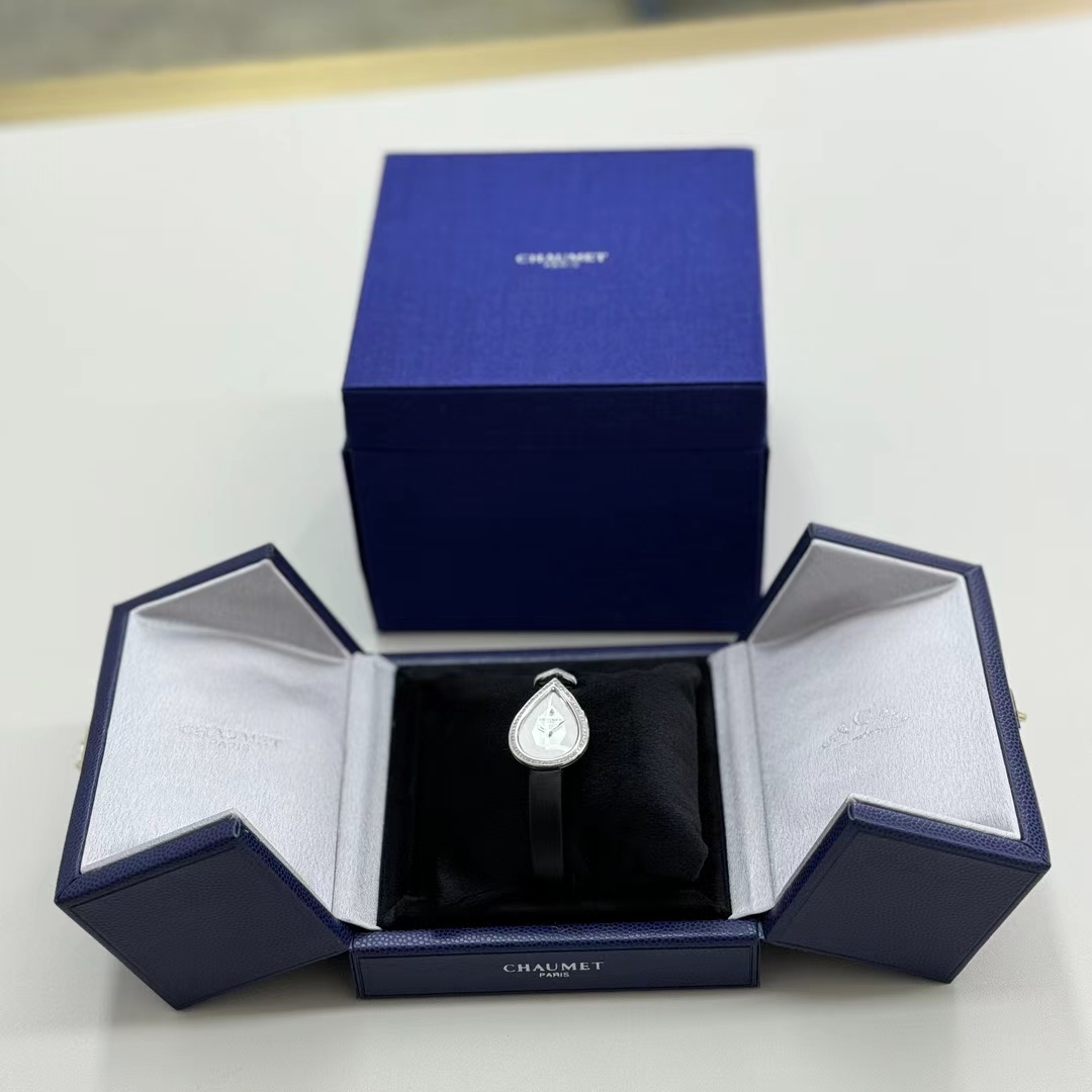 NO:391368,Real-life photos in stock!  [Chaume Paris CHAUMET] Josephine~ Water Drop Watch, Water Drop-shaped plating plating case (with identification certificate), bezel full of 74 real diamonds (with identification certificate), with a 'illusion painting method', which is truly beautiful inside and outside. Original water Drop-shaped sapphire glass. Original Swiss ETA E01.701 ultra-small quartz movement (guaranteed to be consistent with the counter, with a unique back cover press-adjustment time, there is no such a small replacement movement in the market, and it must be used in the original). The strap uses a high elastic memory metal wrapped in black satin, which is comfortable to wear. Girls who like exquisite small dials come over quickly. The Queen Josephine Crown Watch is truly elegant to the extreme. Even if it is matched with a casual suit, it will feel very low-key and luxurious. It is a well-deserved socialite must-have series!  There are more than 100,000 counters, now you can only own them for a few thousand!  ,chaumet19860909现货实拍！【尚美巴黎·CHAUMET】约瑟芬～水滴腕表,水滴造型镀白金表壳（带鉴定证书）,表圈满镶嵌共74颗真钻（带鉴定证书）,配以＂错觉画法＂的雕花表盘,真正的内外兼美.原厂水滴型蓝宝石玻璃.原装瑞士ETA E01.701超小号石英机芯（保证与专柜一致,独特后盖按压式调时间,市场根本没有这么小的替代机芯,必须得用原装的）.表带采用包裹黑色缎面的高弹性记忆金属,佩戴舒适,喜欢精致小表盘的女孩子快快看过来,尚美约瑟芬女王冠冕手表,真心优雅到极致,就算是搭配休闲套装也会很低调且奢华的感觉,当之无愧的名媛必备系列！专柜十万多,现仅几千即可拥有！,,chaumet,Watch