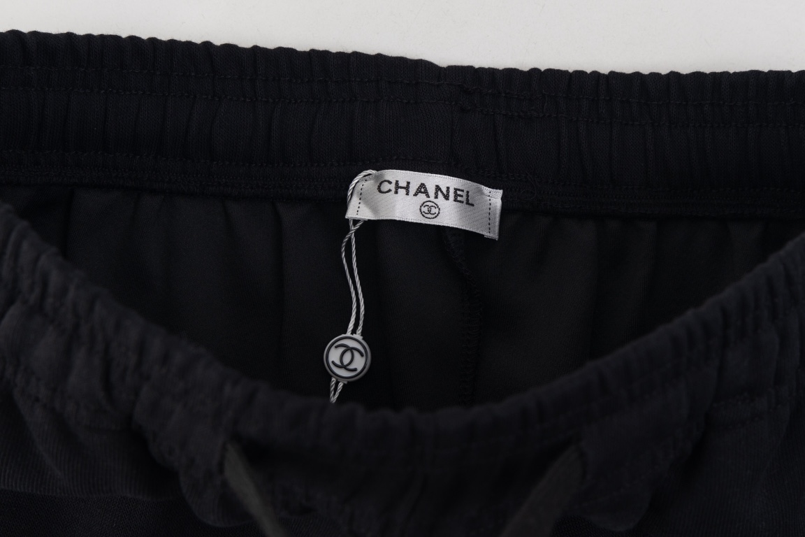 2024 Chanel Handbags Collection: Twirling Pants, Hand-painted Logo, Custom Gok Thongs - 图片 6