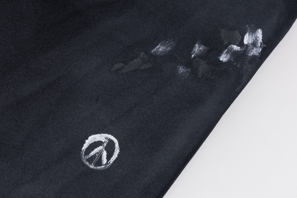 Chanel 2024s Collection: Twirling Pants, Hand-Painted Styles, Custom Gok Thongs. - 图片 9