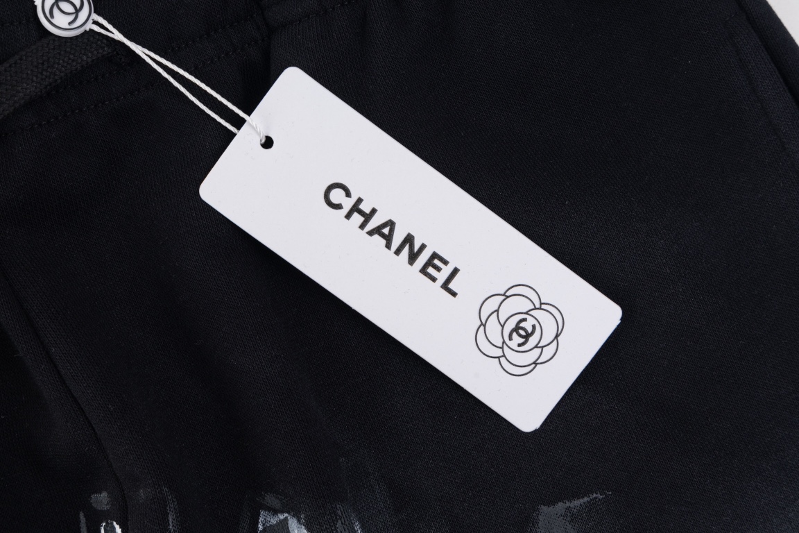 2024 Chanel Handbags Collection: Twirling Pants, Hand-painted Logo, Custom Gok Thongs - 图片 7