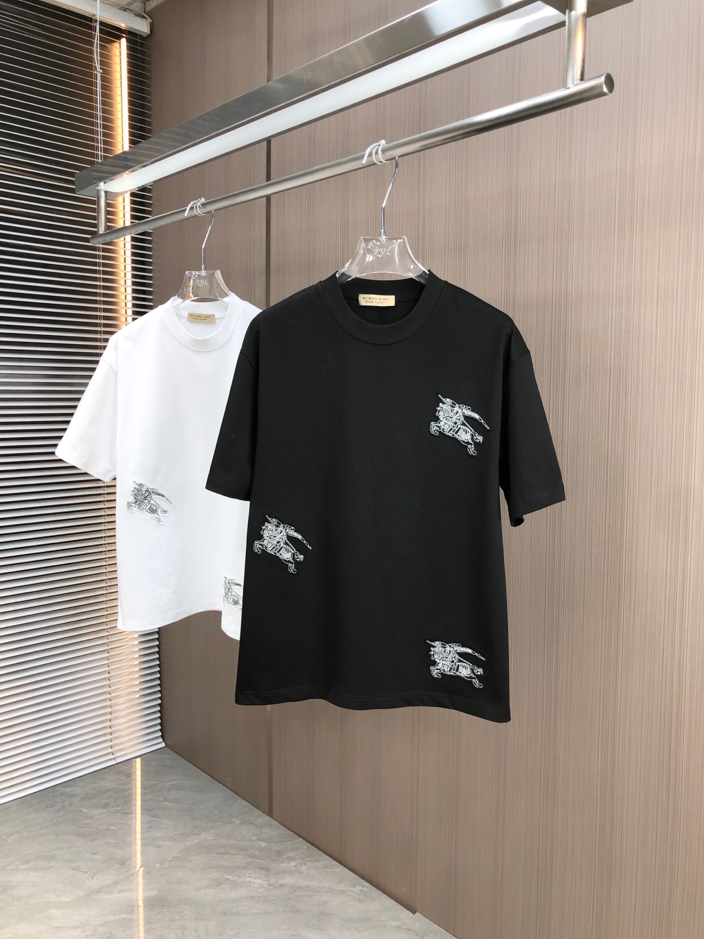 BUR Burberry 2025 Primavera y verano Nuevo estilo Cuello redondo Manga corta Caballo de guerra Aguja única Color de con…
