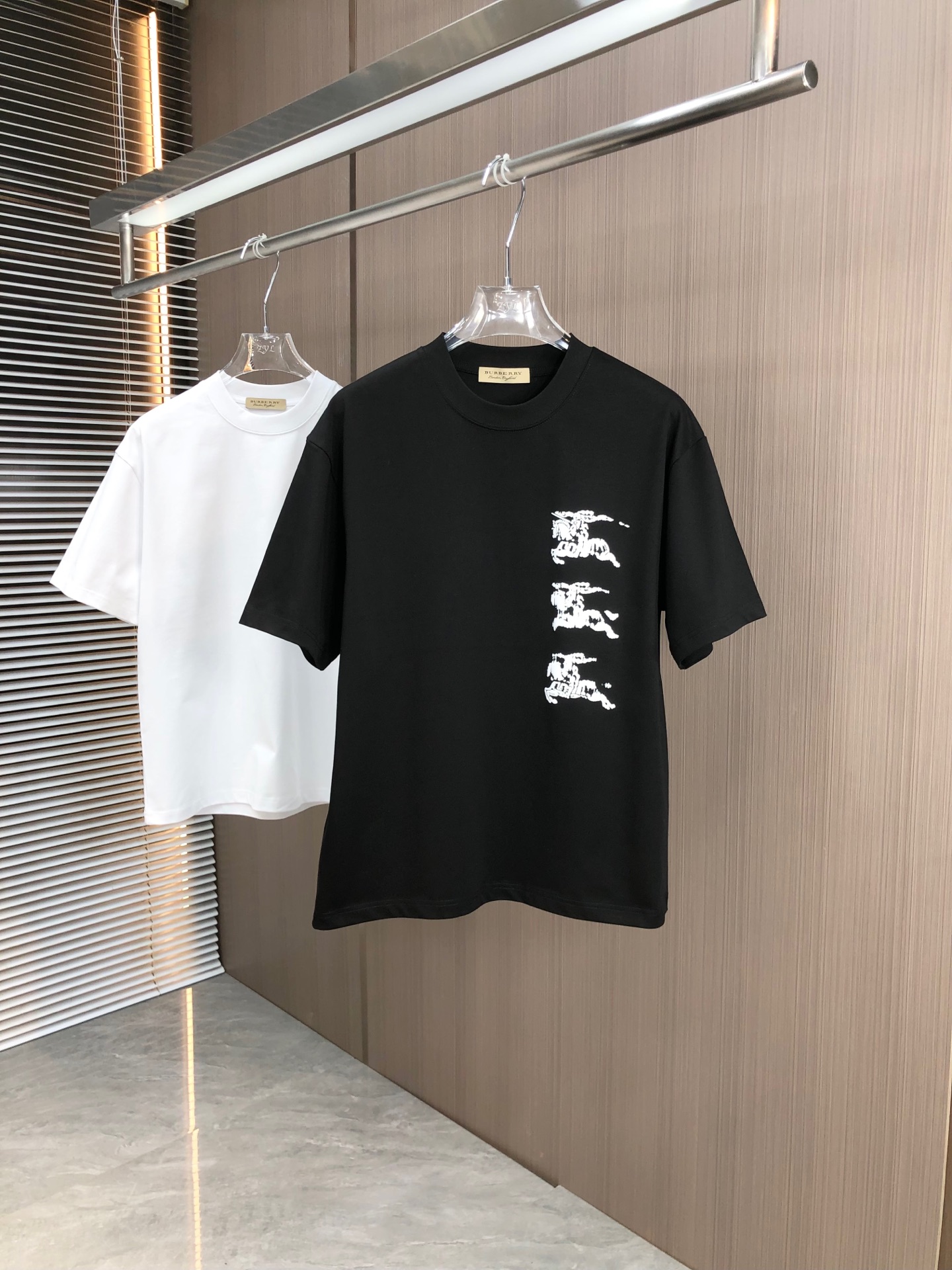 NO:125400,BUR Burberry 2025 spring and summer new style round neck short sleeve war horse foam printing technology adopts high gram weight 320 grams double yarn combed cotton fabric slightly loose style fabric feels soft and thick, same style for men and women SMLXLXXL, burberry, burberry, T-shirt, alexander wang19860909BUR 巴宝莉 2025春夏新款 圆领短袖 战马发泡印花工艺 采用高克重320克双纱精梳棉面料 微宽松版型 面料手感柔软厚实 男女同款 码数SMLXLXXL,,burberry,burberry,T-shirt,alexander wang,Men's clothing