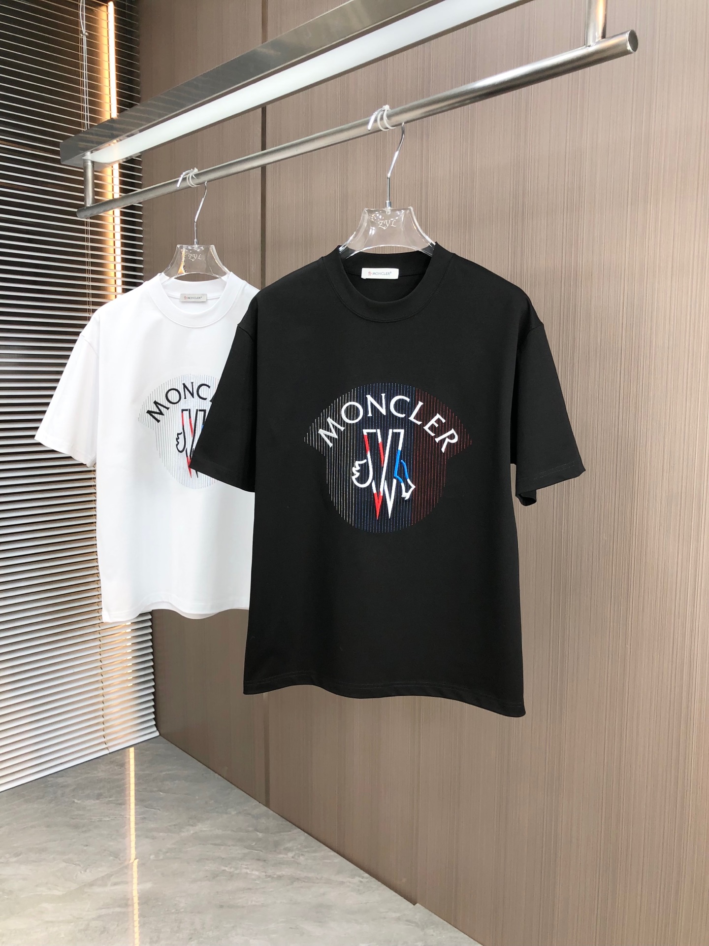 NO:125404,ＭONCLE 2025 spring and summer new style, round neck short sleeve, single needle color three-dimensional embroidery process, high gram weight 320 grams double yarn combed cotton fabric, slightly loose style, fabric feels soft and thick, same style for men and women, SMLXLXXL,,christian louboutin,Moncler,T-shirt,alexander wang19860909ＭONCLE 蒙口 2025春夏新款 圆领短袖 单针彩色立体绣花工艺 采用高克重320克双纱精梳棉面料 微宽松版型 面料手感柔软厚实 男女同款 码数SMLXLXXL,,christian louboutin,Moncler,T-shirt,alexander wang,Men's clothing