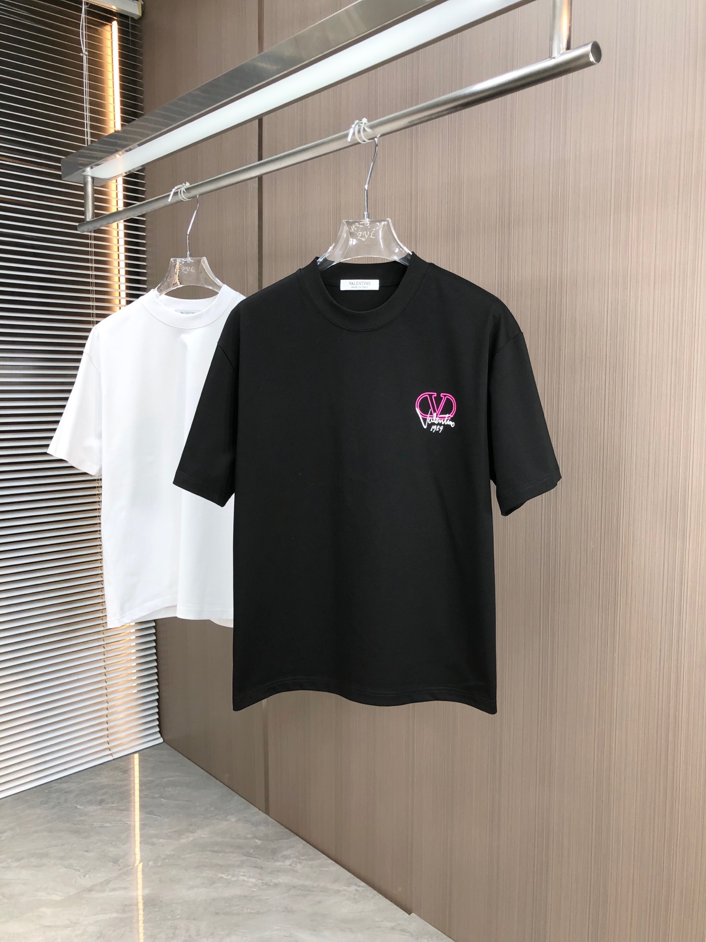 NO:125387,Valentino 2025 spring and summer new style, round neck short sleeves, color pull three-dimensional slurry thick plate printing process, adopts high gram weight 320 grams double yarn combed cotton fabric, slightly loose style, fabric feels soft and thick, same style for men and women, SMLXLXXL, valentino, valentino, T-shirt, alexander wang19860909Valentino 华伦天奴 2025春夏新款 圆领短袖 彩拔立体拉浆厚板印花工艺 采用高克重320克双纱精梳棉面料 微宽松版型 面料手感柔软厚实 男女同款 码数SMLXLXXL,,valentino,valentino,T-shirt,alexander wang,Men's clothing