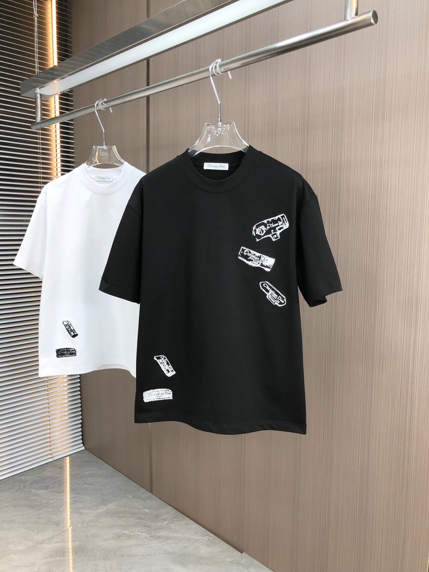 NO:125389,DIOR 2025 spring and summer new style round neck short sleeve letter logo pin embroidery process adopts high gram weight 320g double yarn combed cotton fabric slightly loose style fabric feels soft and thick, same style for men and women SMLXLXXL, dior,dior,T-shirt,alexander wang19860909DIOR 迪奥 2025春夏新款 圆领短袖 字母logo插针绣花工艺 采用高克重320克双纱精梳棉面料 微宽松版型 面料手感柔软厚实 男女同款 码数SMLXLXXL,,dior,dior,T-shirt,alexander wang,Men's clothing