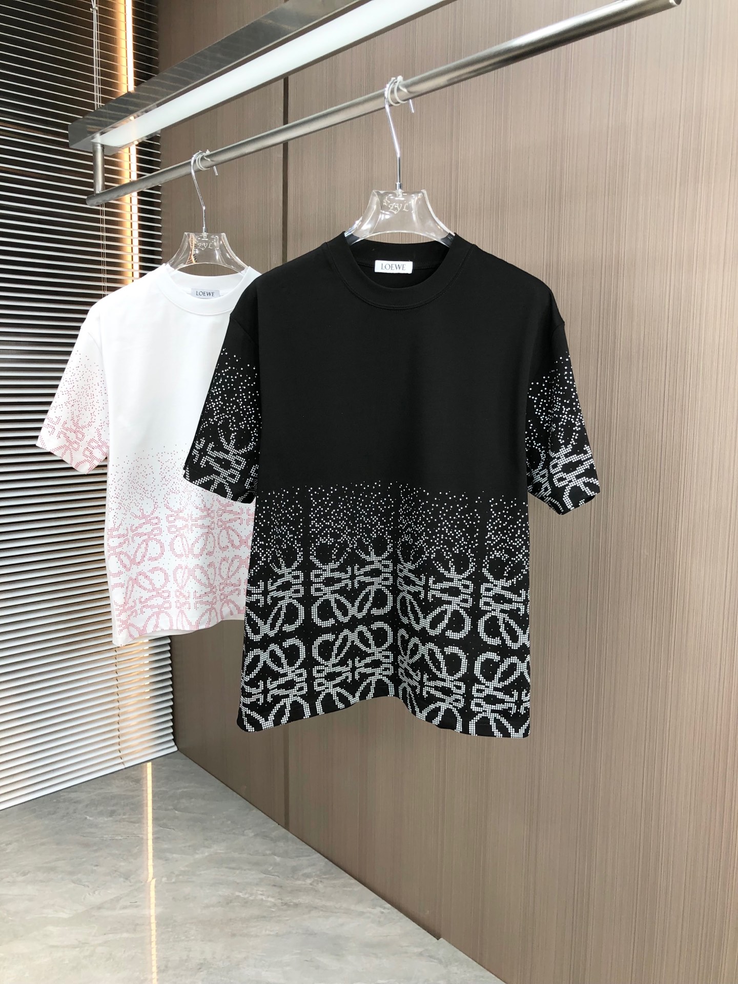 NO:125402,LOEW 2025 spring and summer new style, round neck short sleeve, colored dot printing and diamond technology, adopts high gram weight 320 grams double yarn combed cotton fabric, slightly loose style, fabric feels soft and thick, same style for men and women, SMLXLXXL,,loewe,loewe,T-shirt,alexander wang19860909LOEW 罗意威 2025春夏新款 圆领短袖 彩拔网点印花烫钻工艺 采用高克重320克双纱精梳棉面料 微宽松版型 面料手感柔软厚实 男女同款 码数SMLXLXXL,,loewe,loewe,T-shirt,alexander wang,Men's clothing
