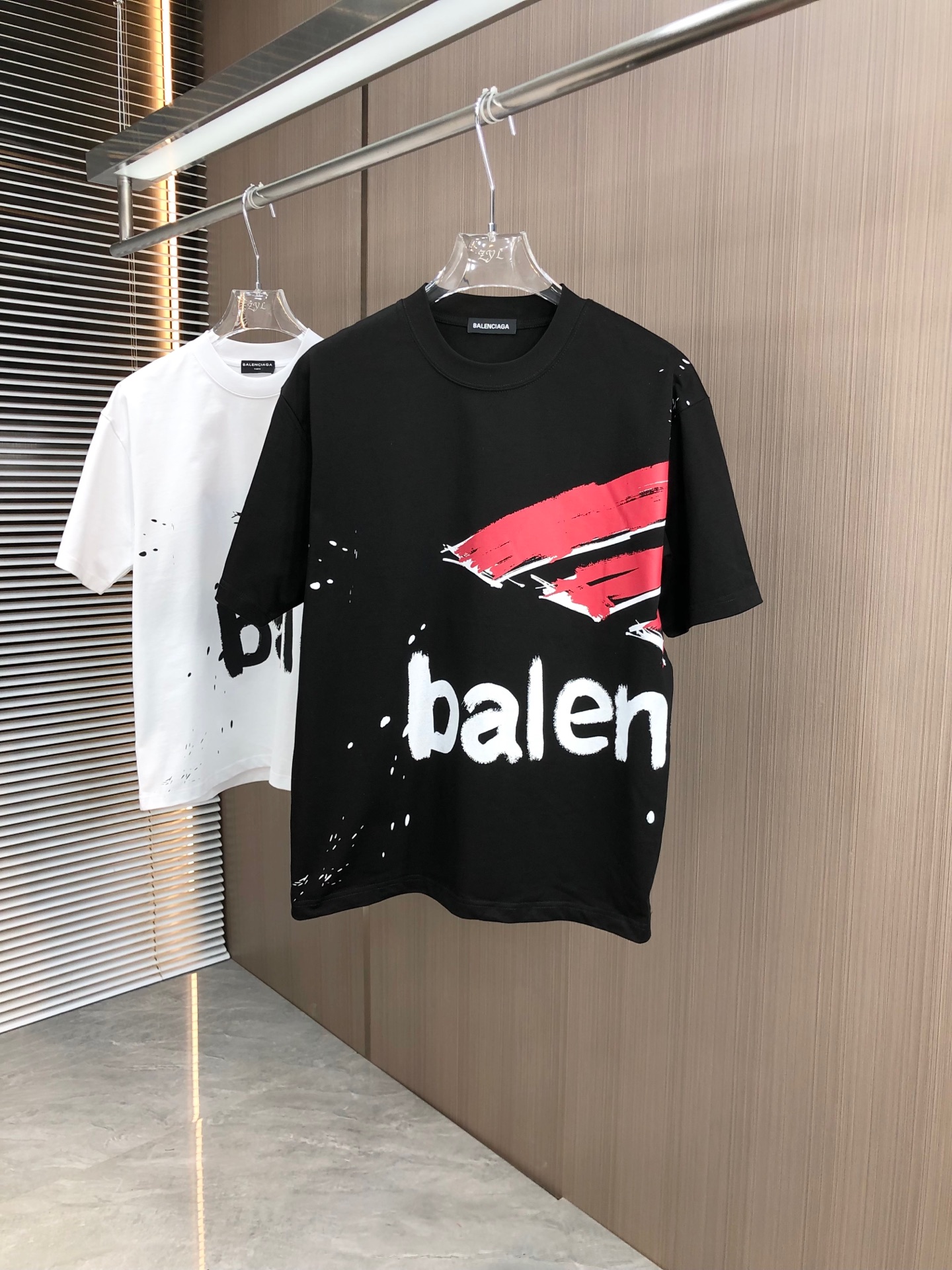 NO:125398,Bal Paris 2025 spring and summer new style, round neck short sleeve, colored dot printing process, adopts high gram weight 320 grams double yarn combed cotton fabric, slightly loose style, fabric feels soft and thick, same style for men and women, SMLXLXXL,,T-shirt,alexander wang19860909Bal巴黎 2025春夏新款 圆领短袖 彩拔网点印花工艺 采用高克重320克双纱精梳棉面料 微宽松版型 面料手感柔软厚实 男女同款 码数SMLXLXXL,,T-shirt,alexander wang,Men's clothing