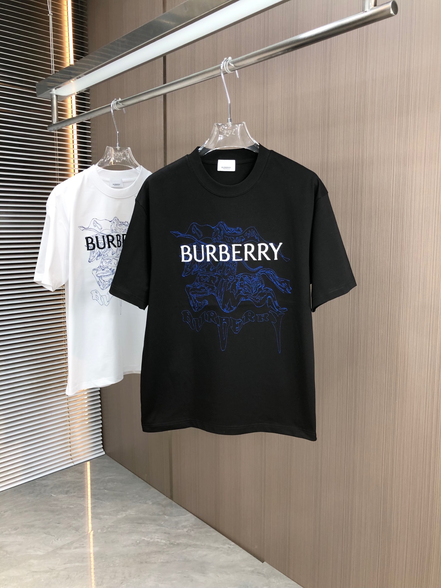 BUR Burberry 2025 Primavera y verano Nuevo estilo Cuello redondo Manga corta Caballo de guerra Bordado de doble hilo ➕ …