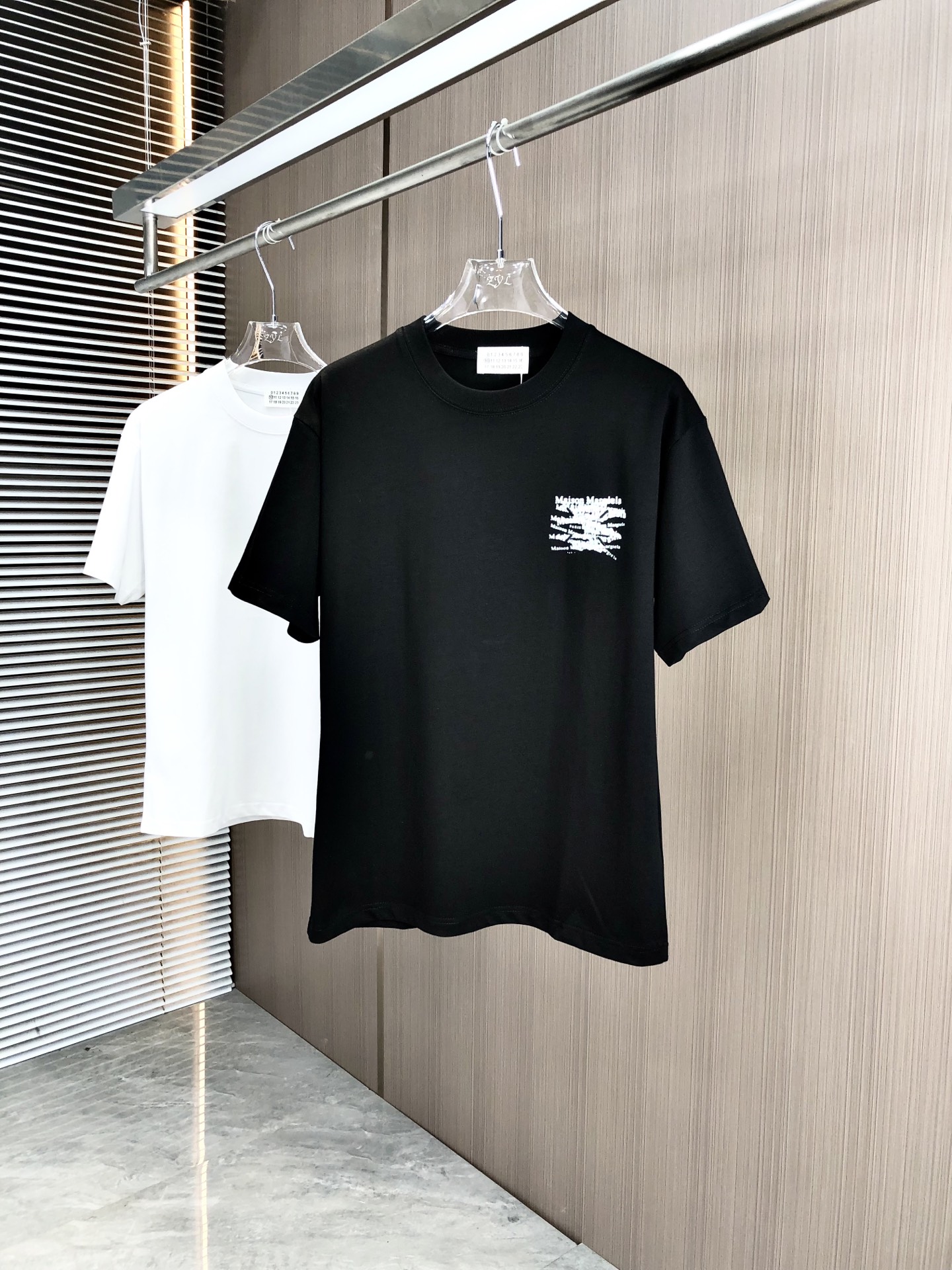 MM6 nouveau t-shirt à manches courtes col rond printemps-été 2025, impression en points + broderie ajourée av…