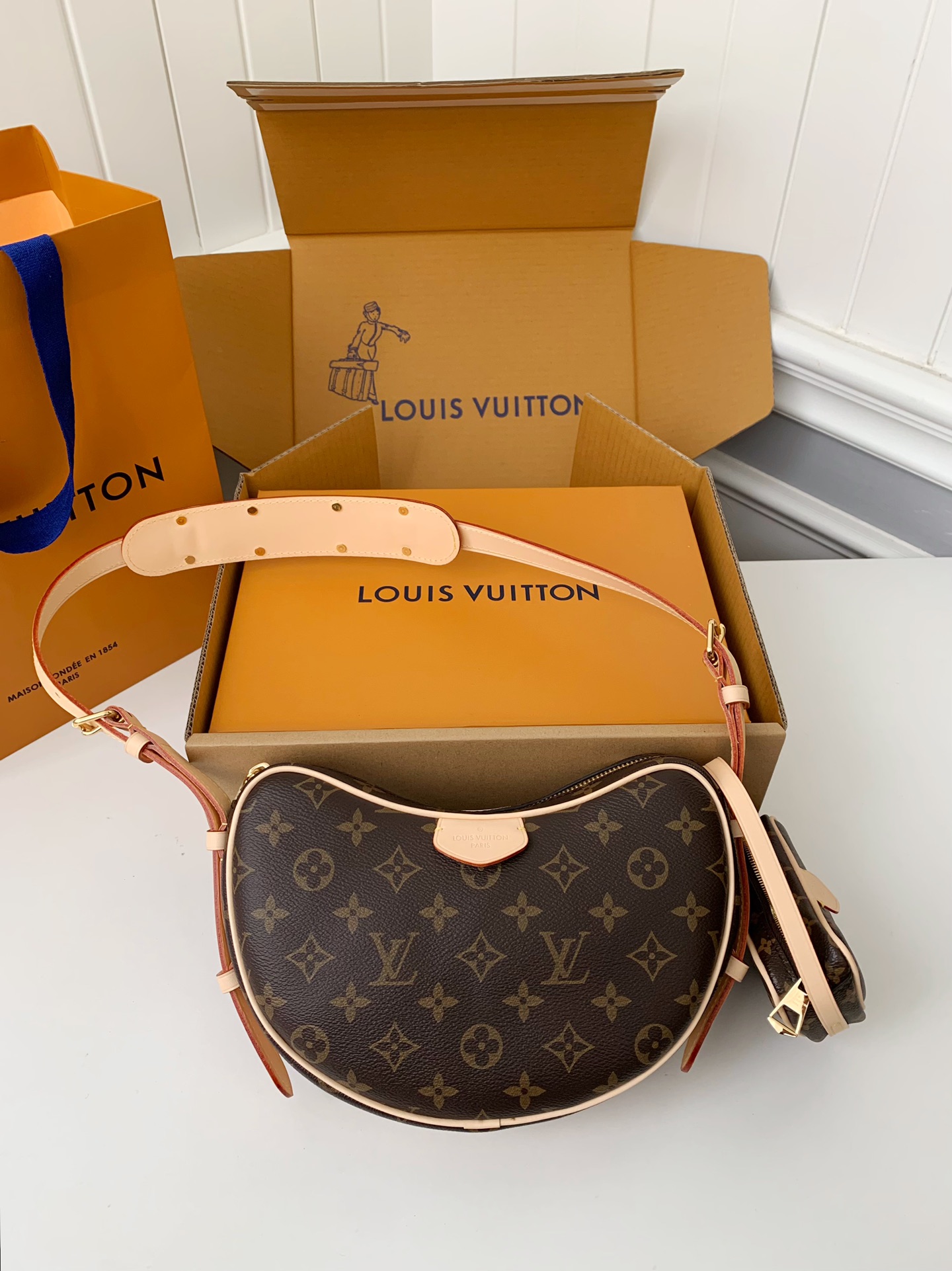 NO:175370,Special grade original leather version New CROISSANT letter pea bag M46828, complete package 25*17*7cm, LV special version, louis vuitton19860909特级 原厂皮版本 专柜新款CROISSANT 字母豌豆包 M46828,配全套包装 25*17*7cm,LV特级版本,louis vuitton,Bag