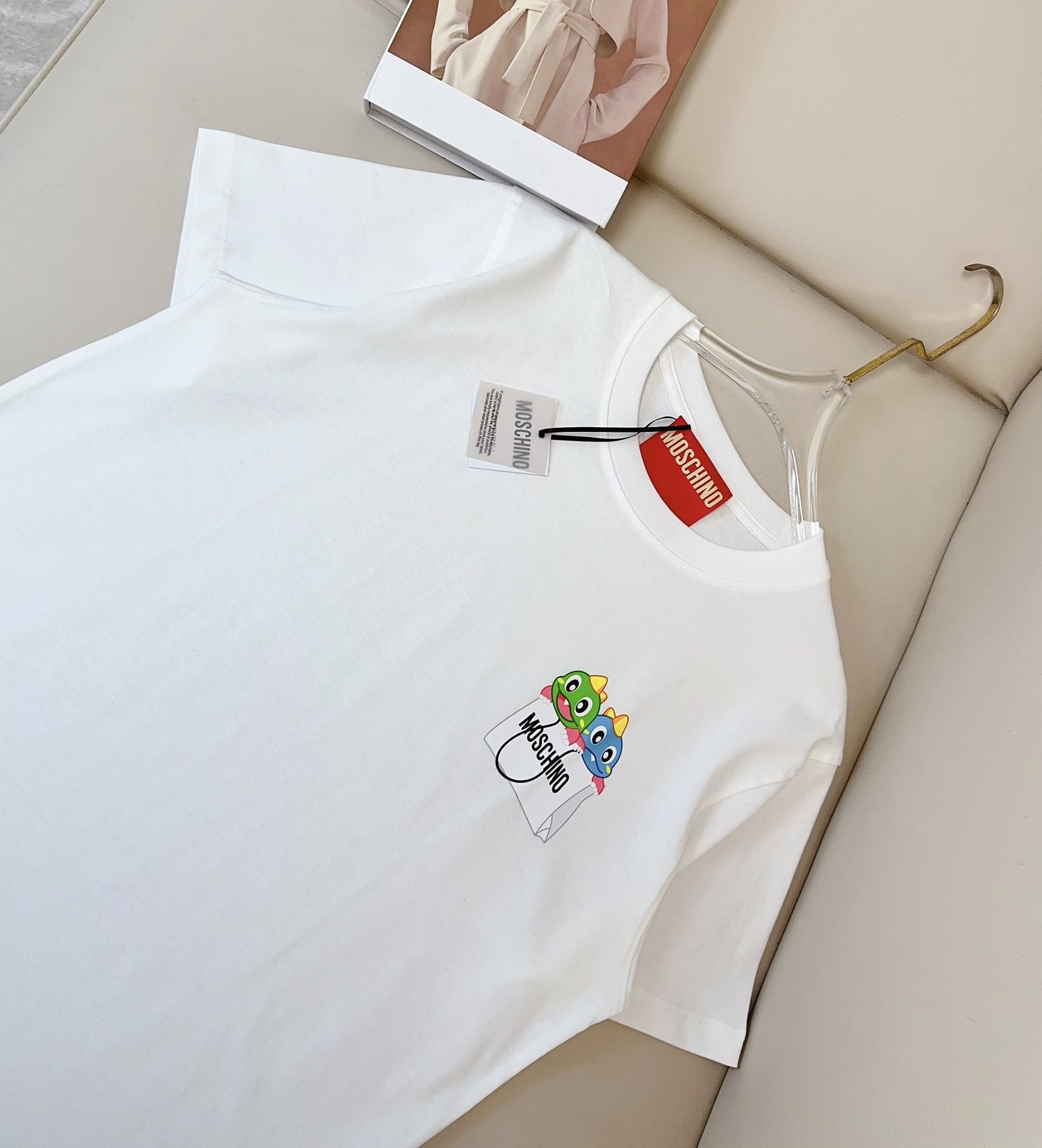 High-end Women’s Clothing with Customized Pure Cotton Fabric and New MOSCH Bag - 图片 4