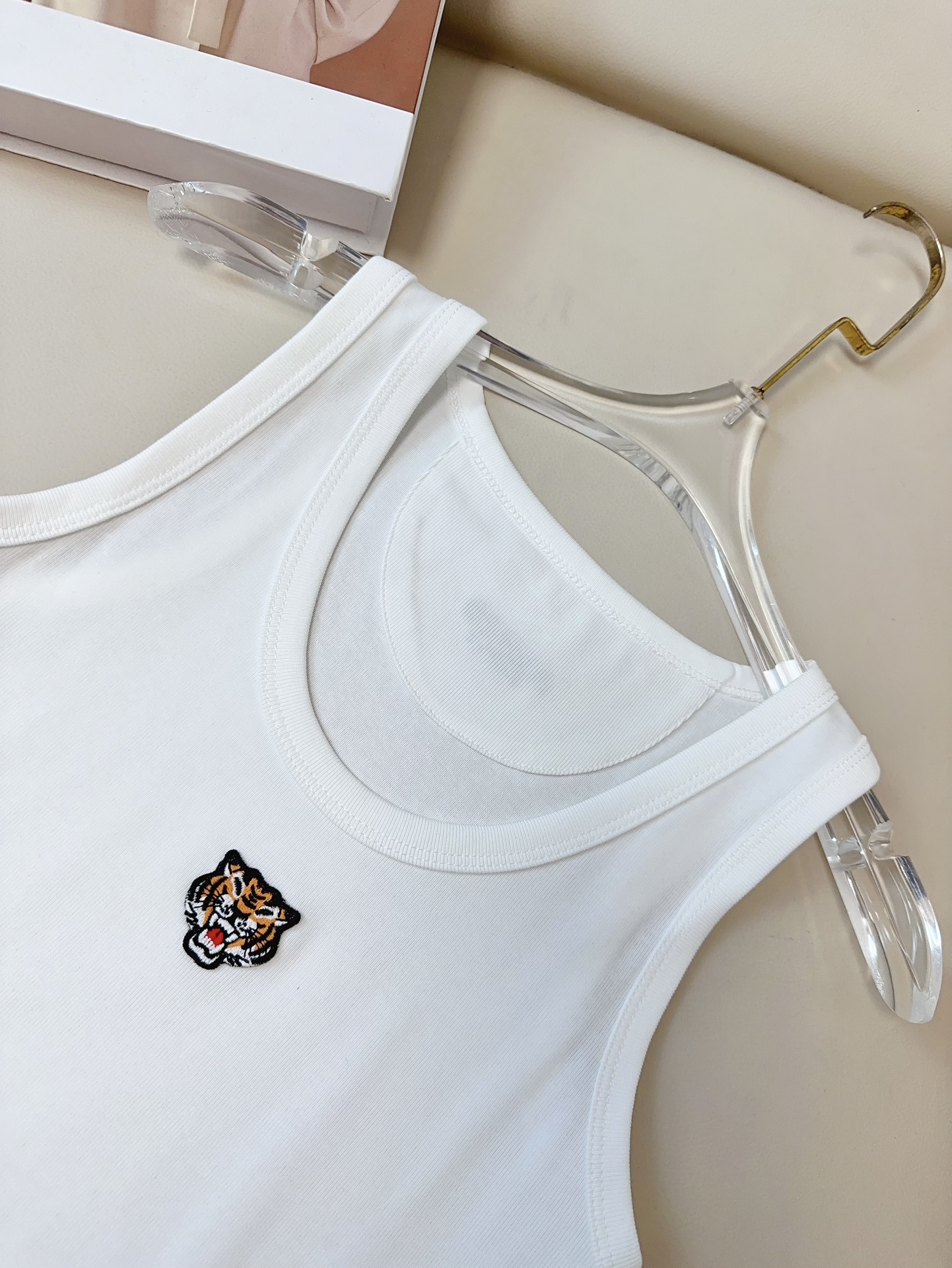 High-Quality Women’s Outfit with KEN** Embroidered Tiger Vest: Premium, Tailored, Stretchy, Top Quality - 图片 6