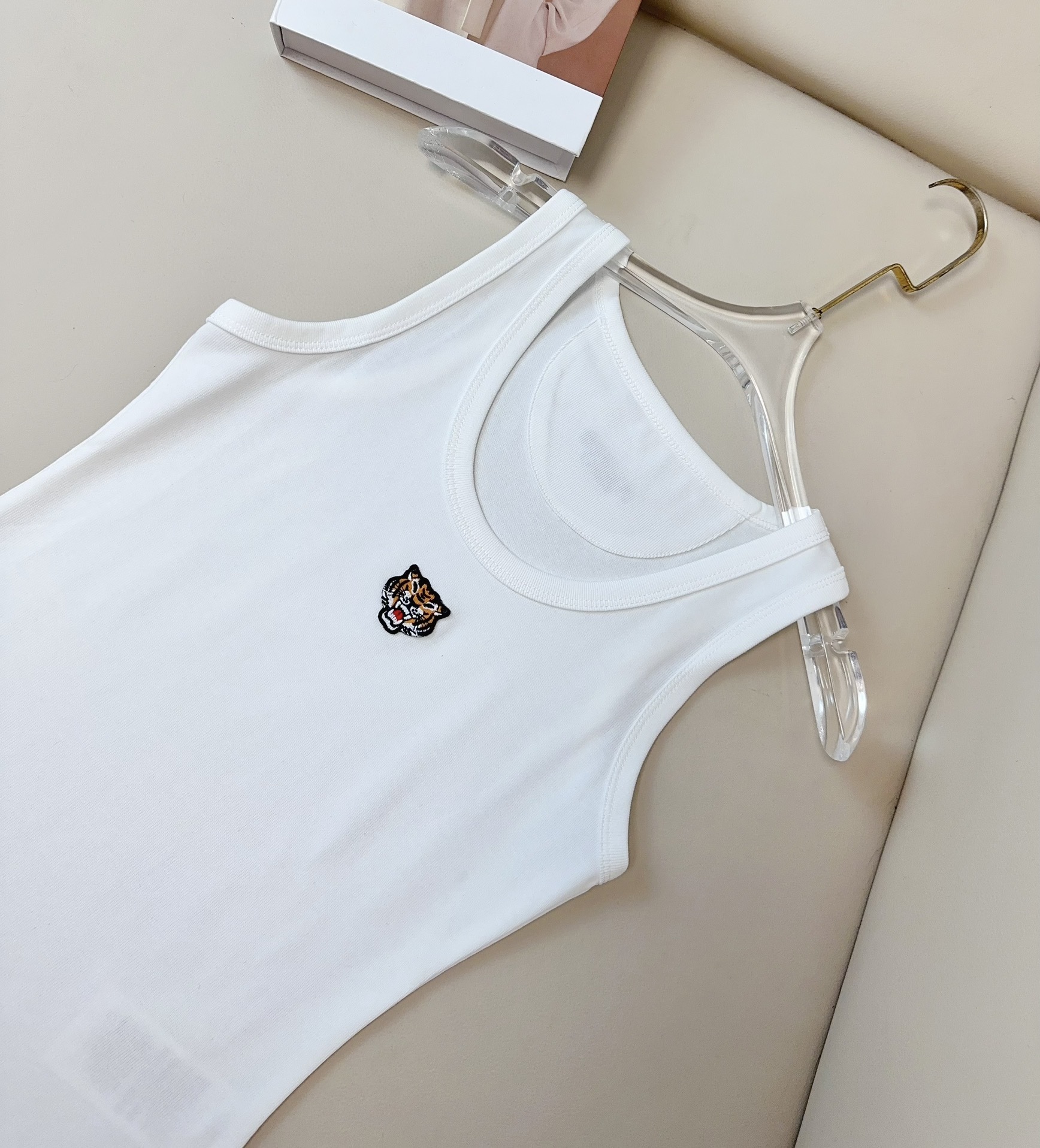 High-Quality Women’s Outfit with KEN** Embroidered Tiger Vest: Premium, Tailored, Stretchy, Top Quality - 图片 4