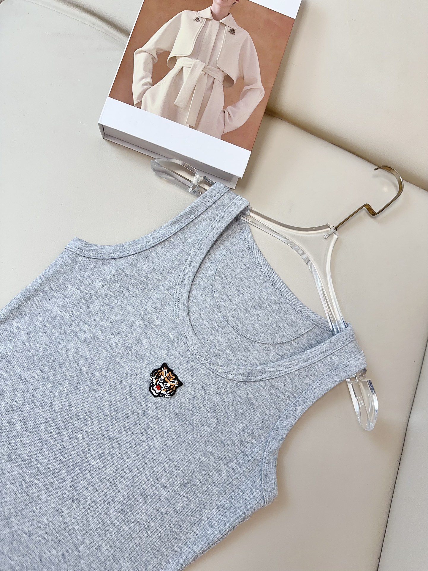 High-Quality Women’s Outfit: KEN** Embroidered Tiger Vest – Premium, Tailored, Versatile - 图片 4