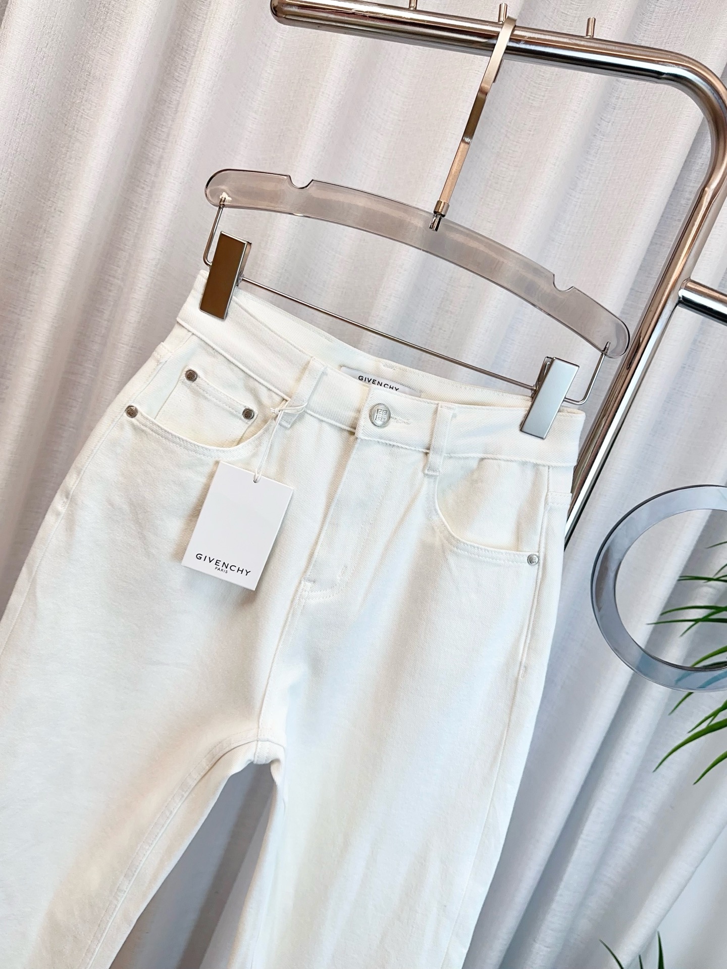 High Quality Women’s Clothes with Custom-Made Pants and Embroidered Bag - 图片 4