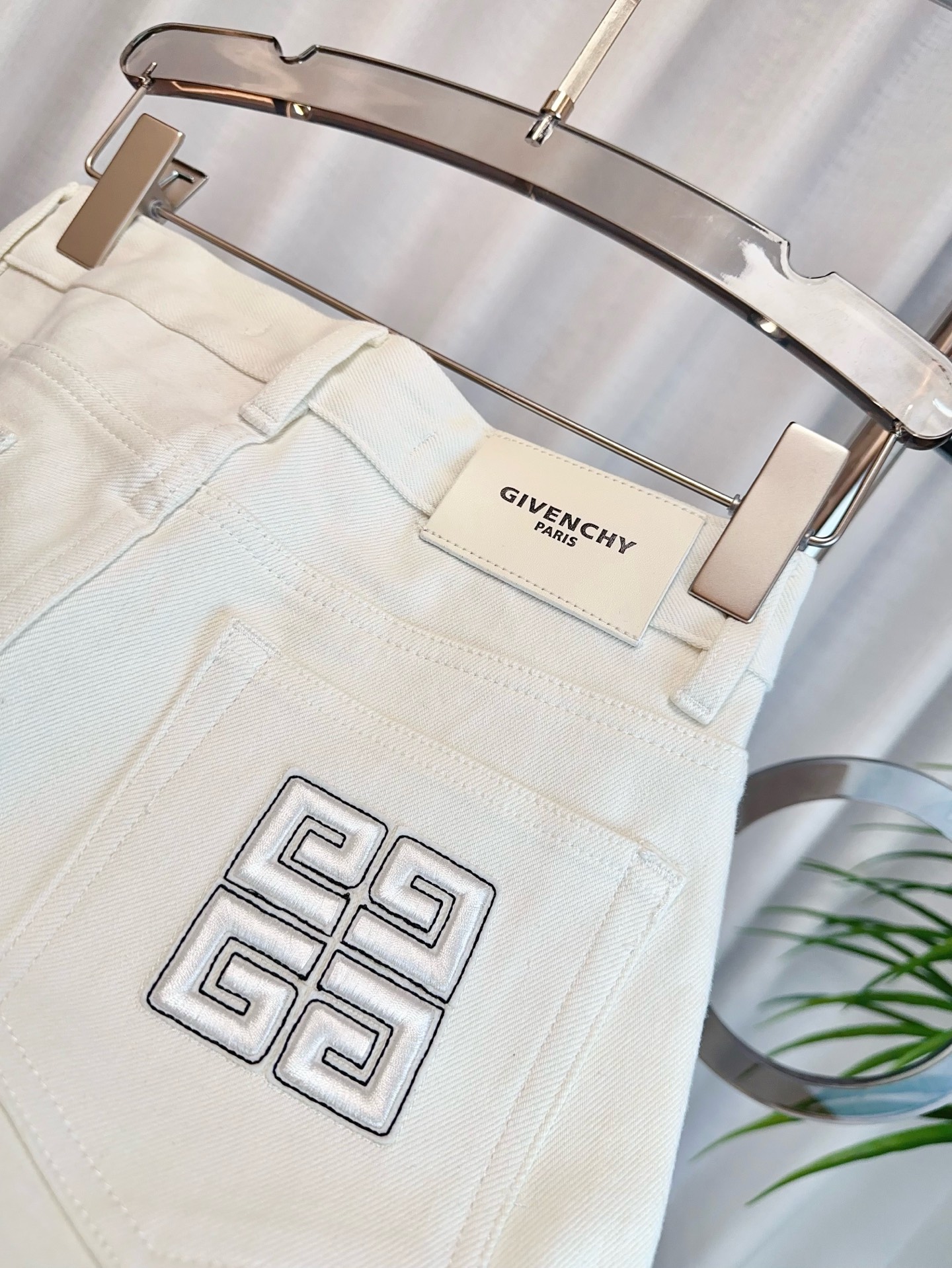 High Quality Women’s Clothes with Custom-Made Pants and Embroidered Bag - 图片 6